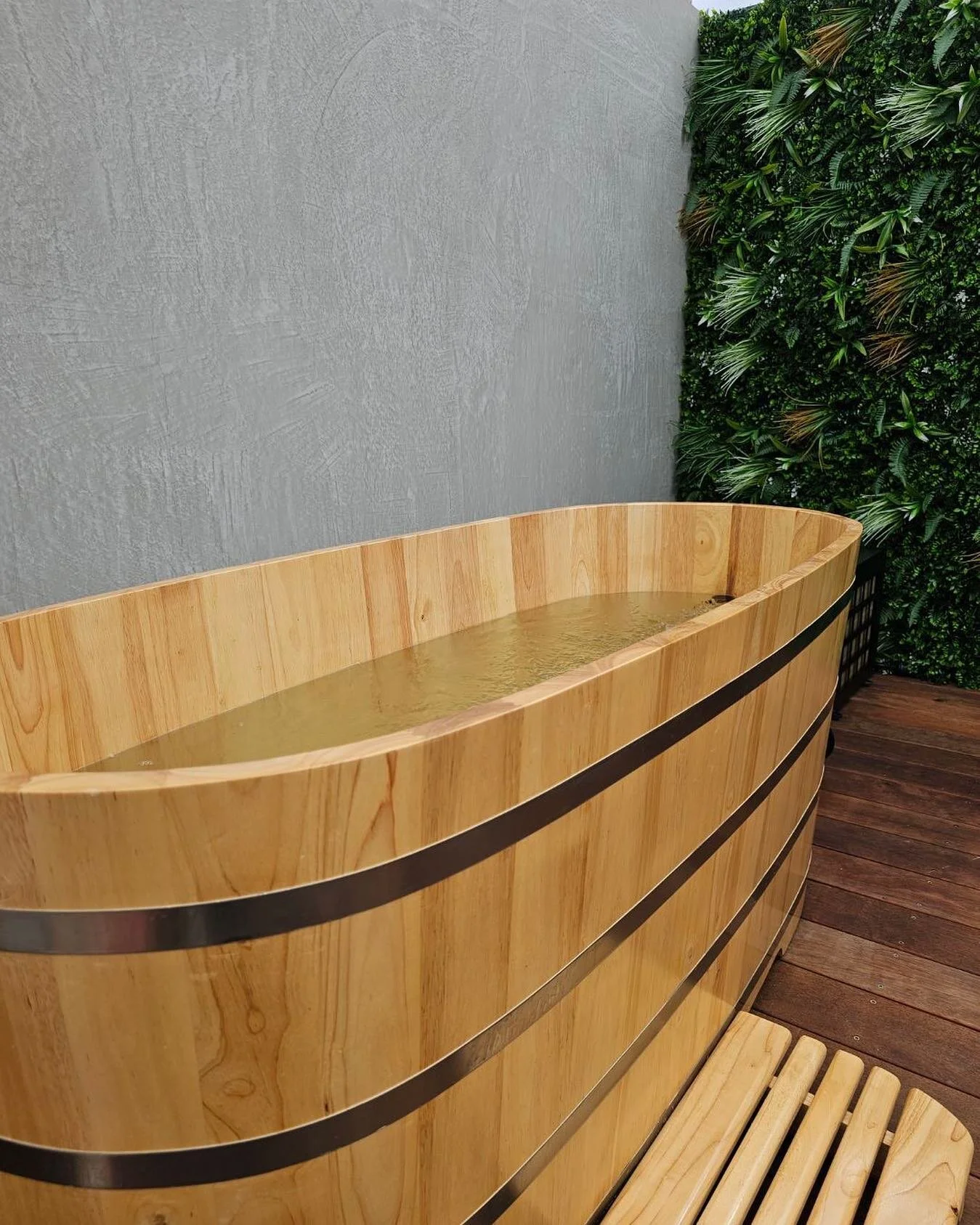 FIRE &amp; ICE THERAPY 🔥 🧊 

Benefits of Fire &amp; Ice? 

Speeding up muscle and injury recovery
Reducing inflammation
Supporting a healthy immune system
Improving lymphatic circulation
Increasing red blood cell count and growth hormone levels
Imp