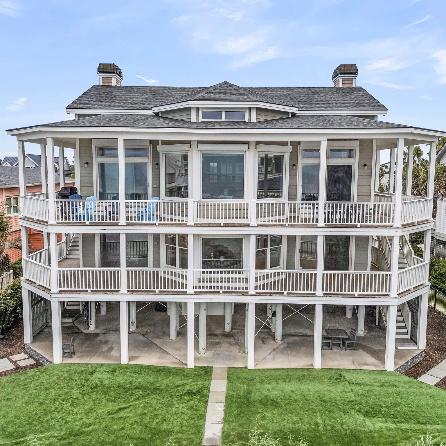 Would You Live Here?🏡💰 This stunning beachfront estate at 210 Ocean Blvd in Isle of Palms, South Carolina perfectly captures the essence of luxury coastal living. Listed by my exceptional colleague Amy Byrne @holy.city.homes  a member of my nationa
