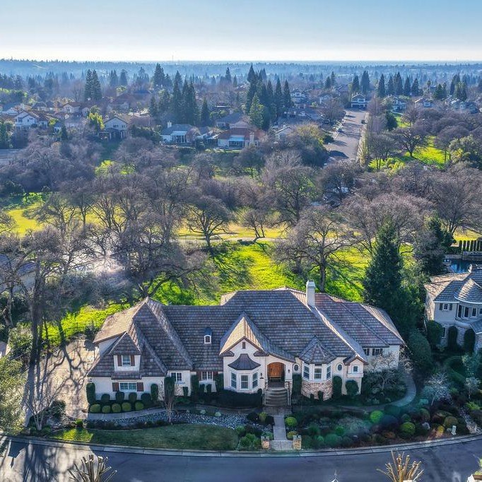 Would You Live Here?🏡💰 Overlooking the 11th hole in the gated Enclave at Whitney Oaks, 4022 Legend Dr in Rocklin blends luxury, comfort, and incredible entertaining spaces, all in one stunning custom home. Listed by an exceptional colleague, Brian 