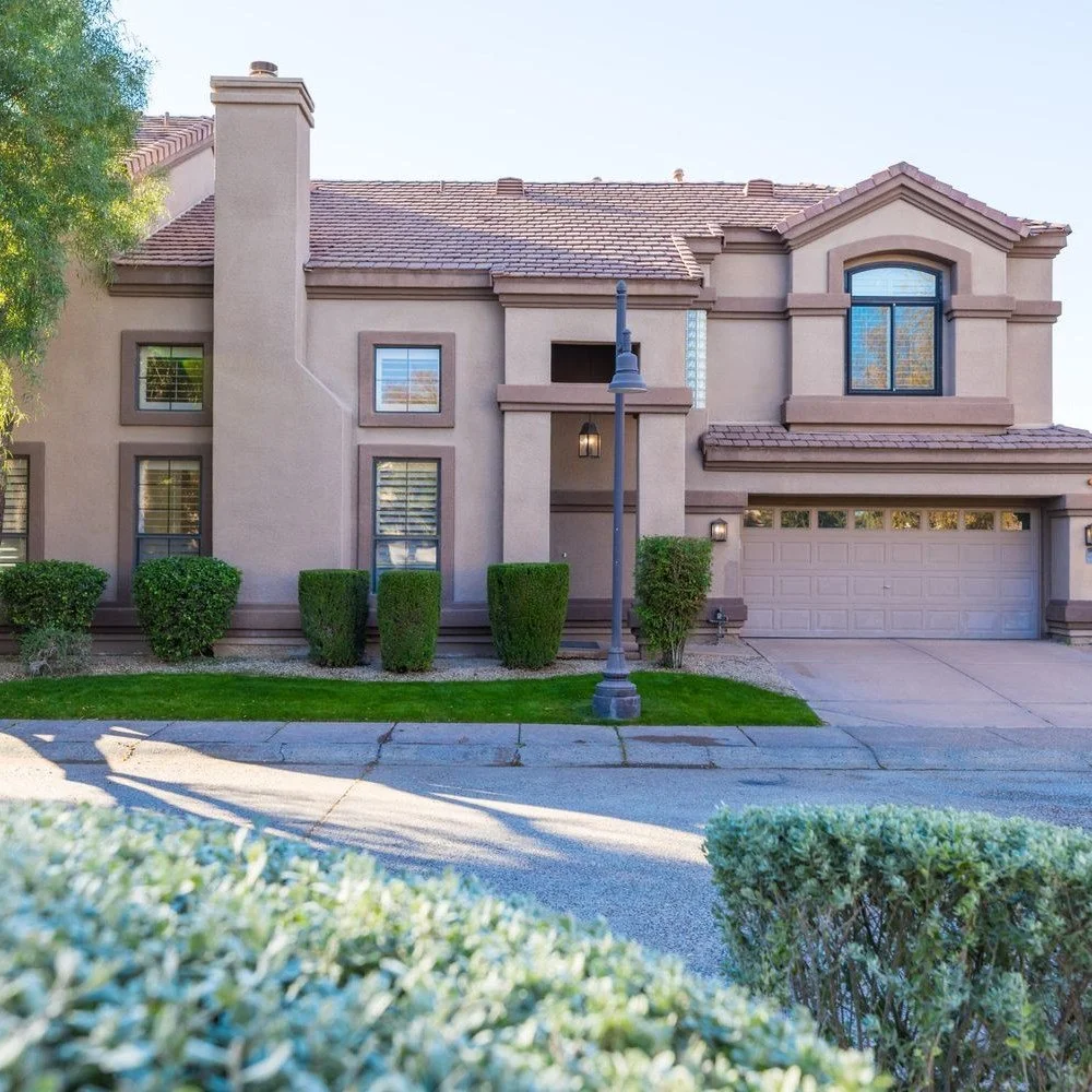 Would You Live Here? 🏡💰 Located in the guard-gated Gainey Ranch community, this contemporary home at 7525 E Gainey Ranch Rd in Scottsdale features soaring ceilings, light-filled spaces, and a private backyard perfect for Arizona evenings. Listed by