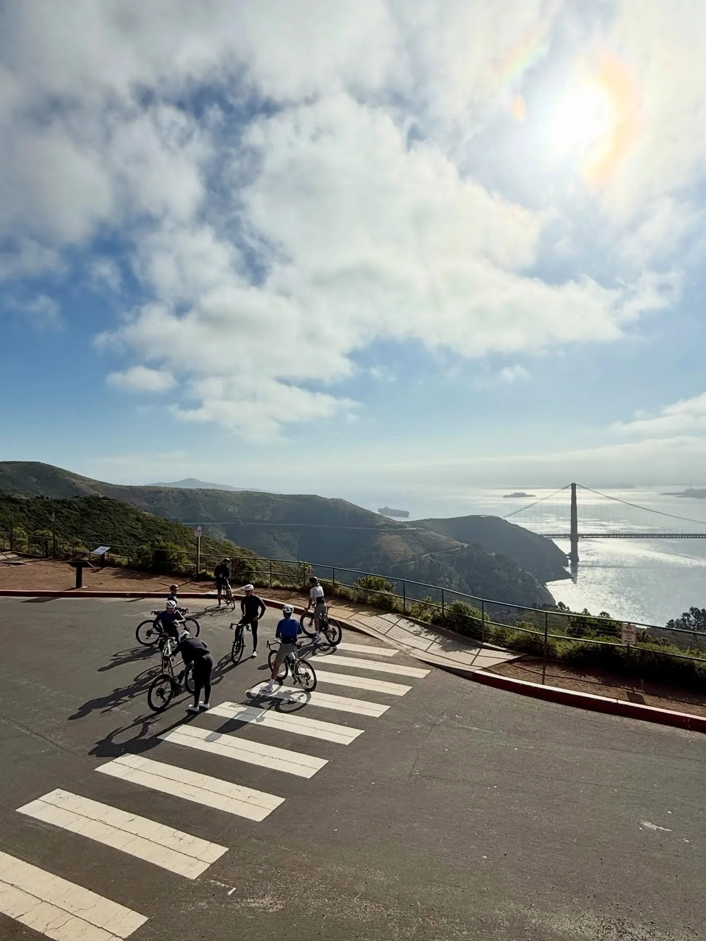 We live in a lovely place 🙏🏼 Out chasing friends and smiles 😀while supporting @mattinasf Cycling Club, @assosofswitzerland @assos_usa @cassette_fit_studio @prologuellc @mattaccarrino ✨💫