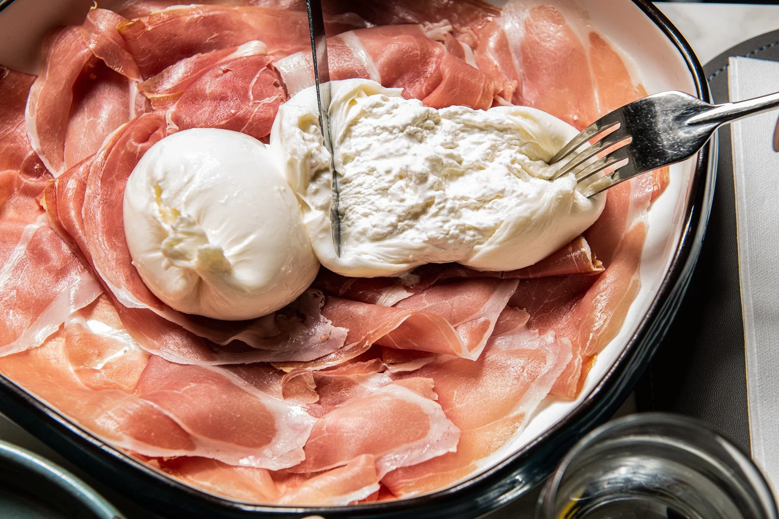 Which Italian restaurants in Hong Kong offer weekend brunch with free-flow wine?