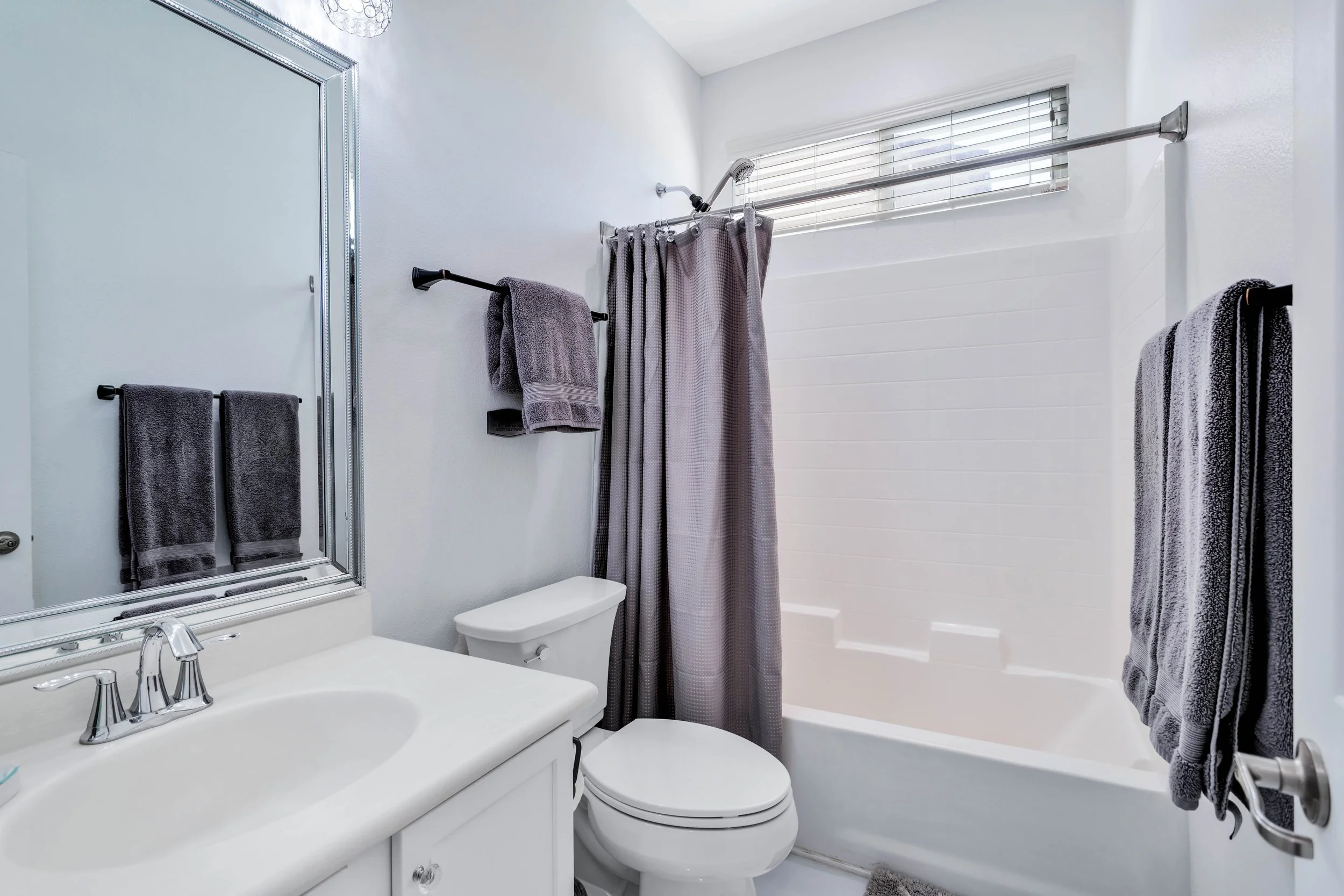 Z1 - Bathroom - Tub and shower.jpg