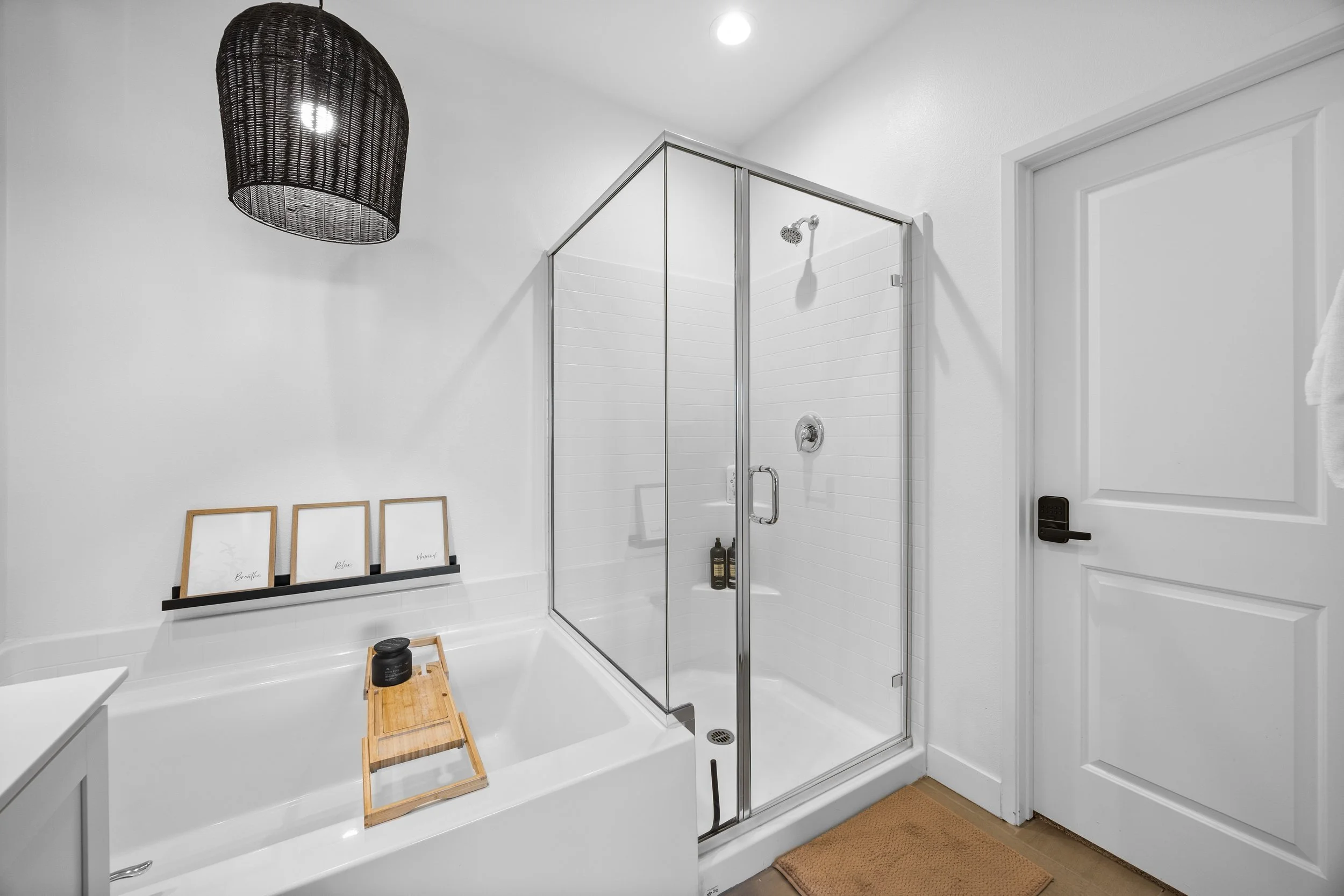 D4-CloseUpOfMasterBathroom.JPG