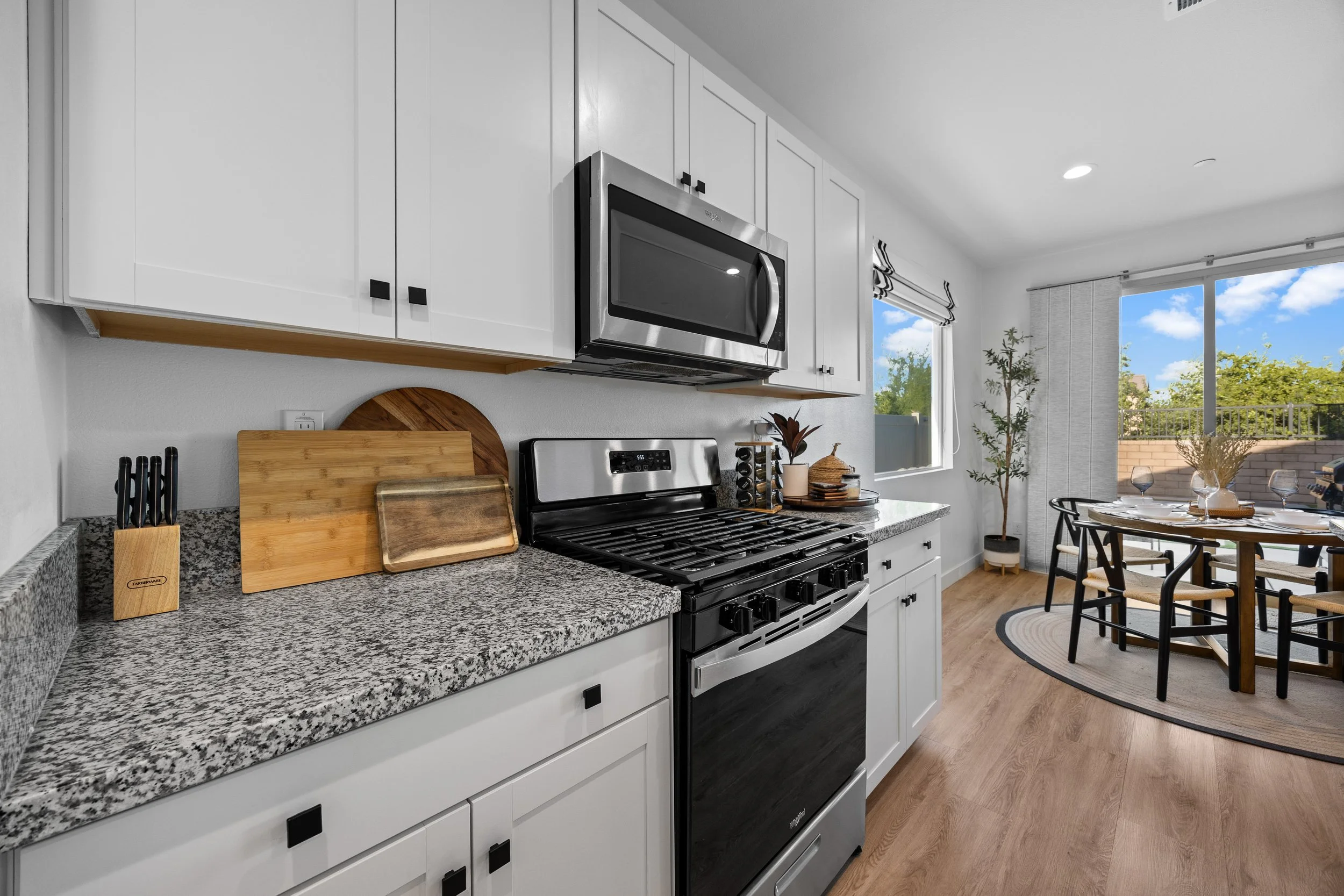 C5-KitchenDiningTable.JPG
