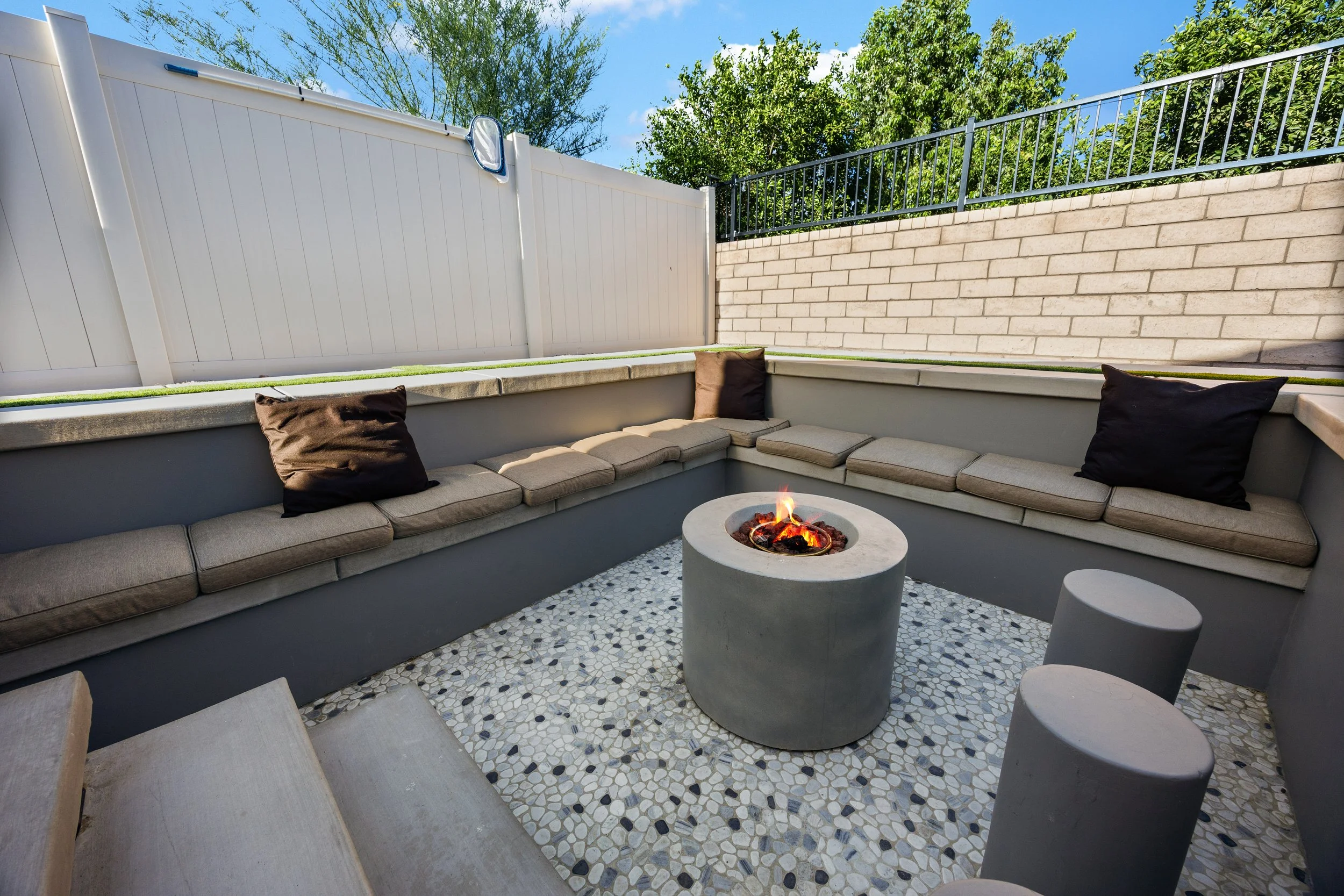 B6-DayTimeFirePlace.jpg