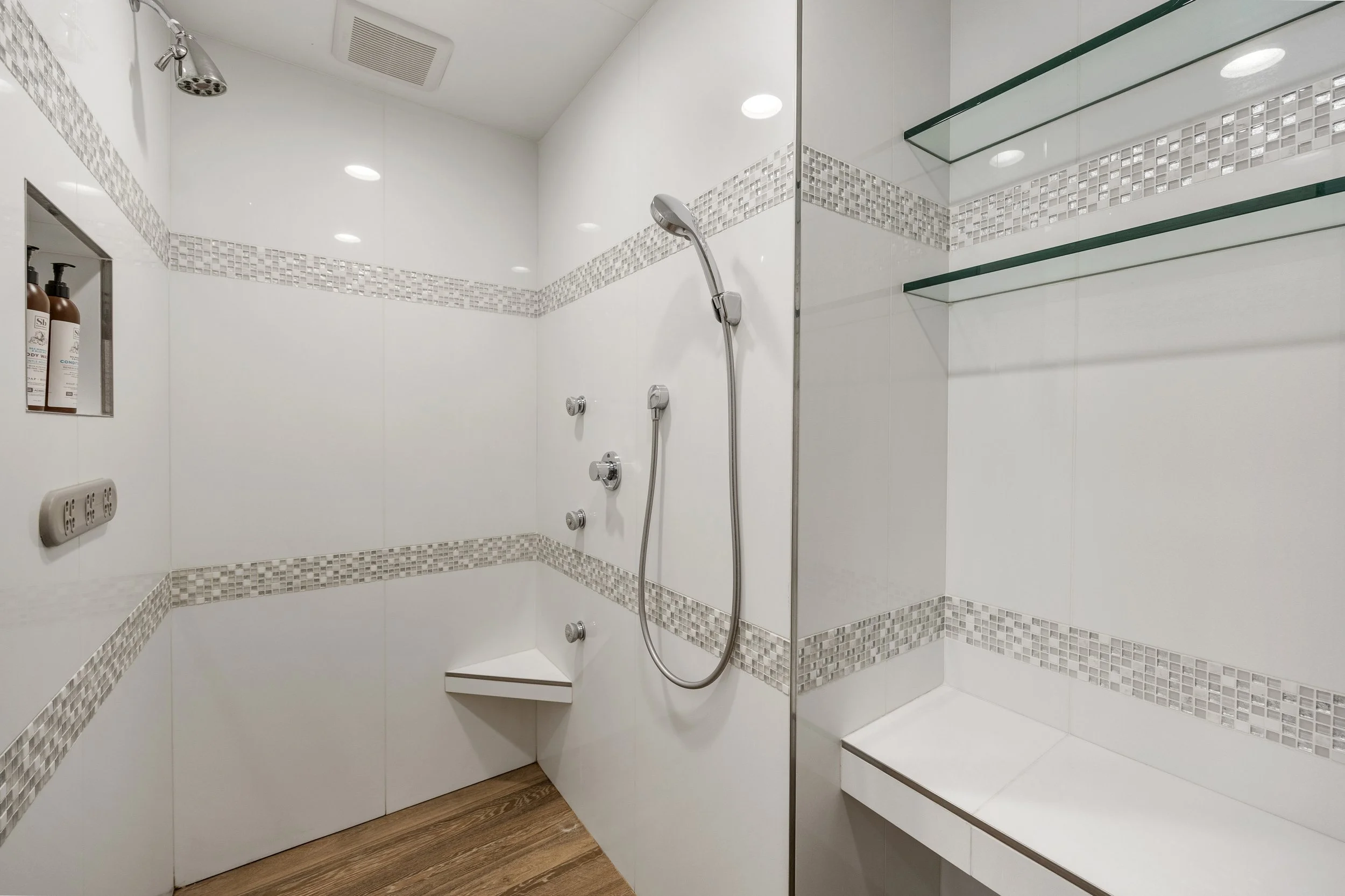 E7-TheMasterBathroom.jpg