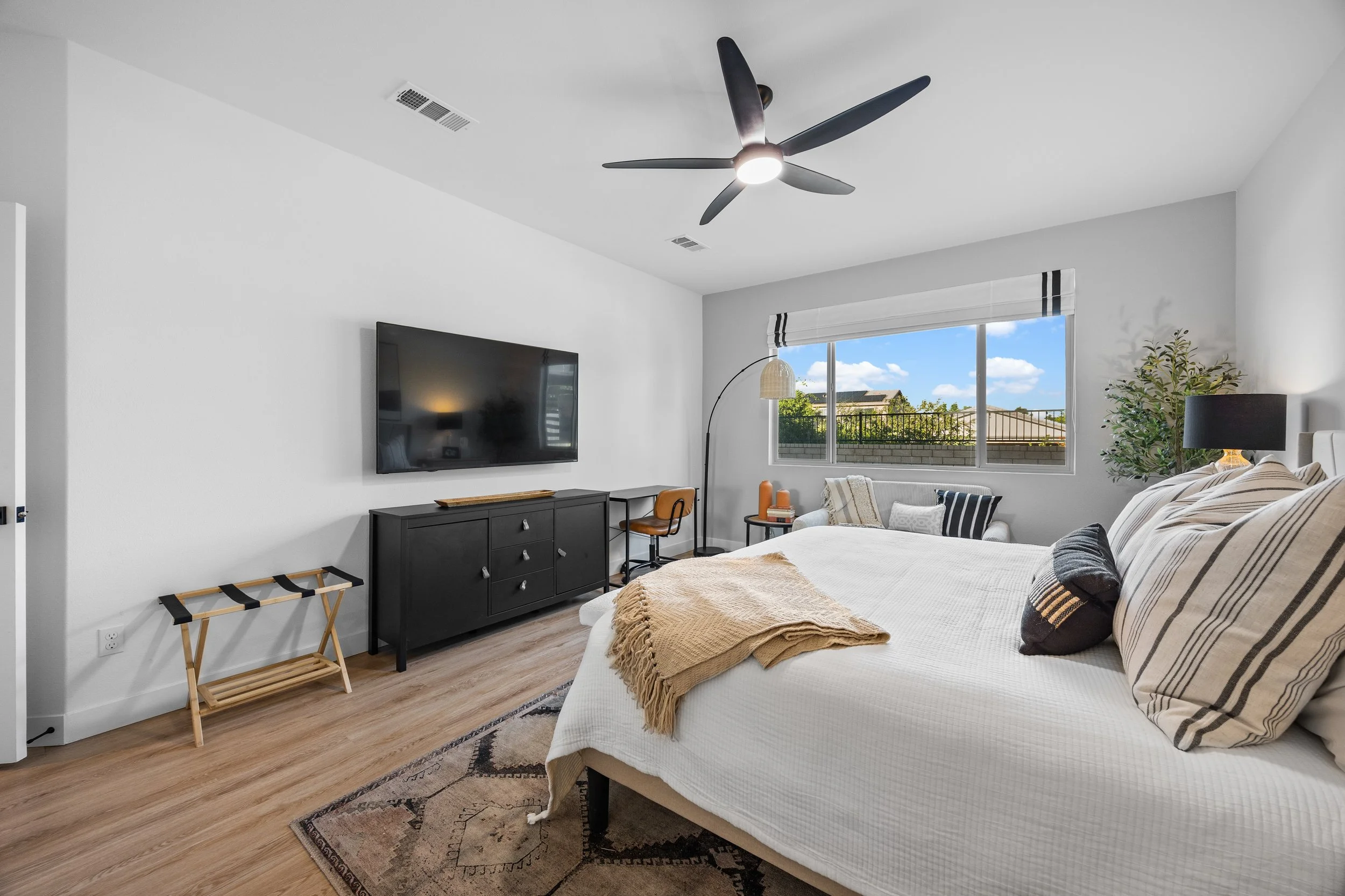 D1-MasterBedroom.JPG