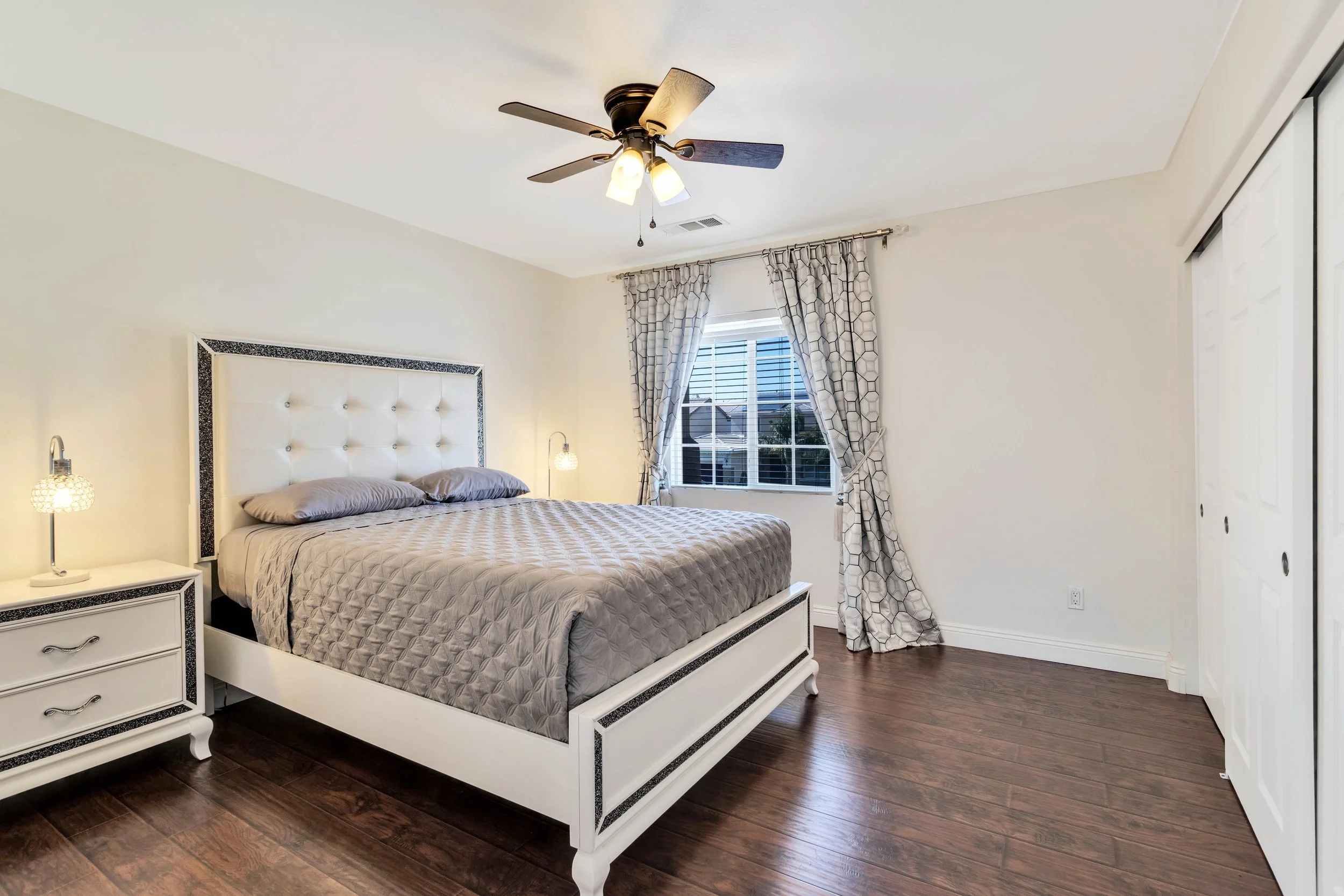 F5 - Bedroom 3 - Queen bed.jpg