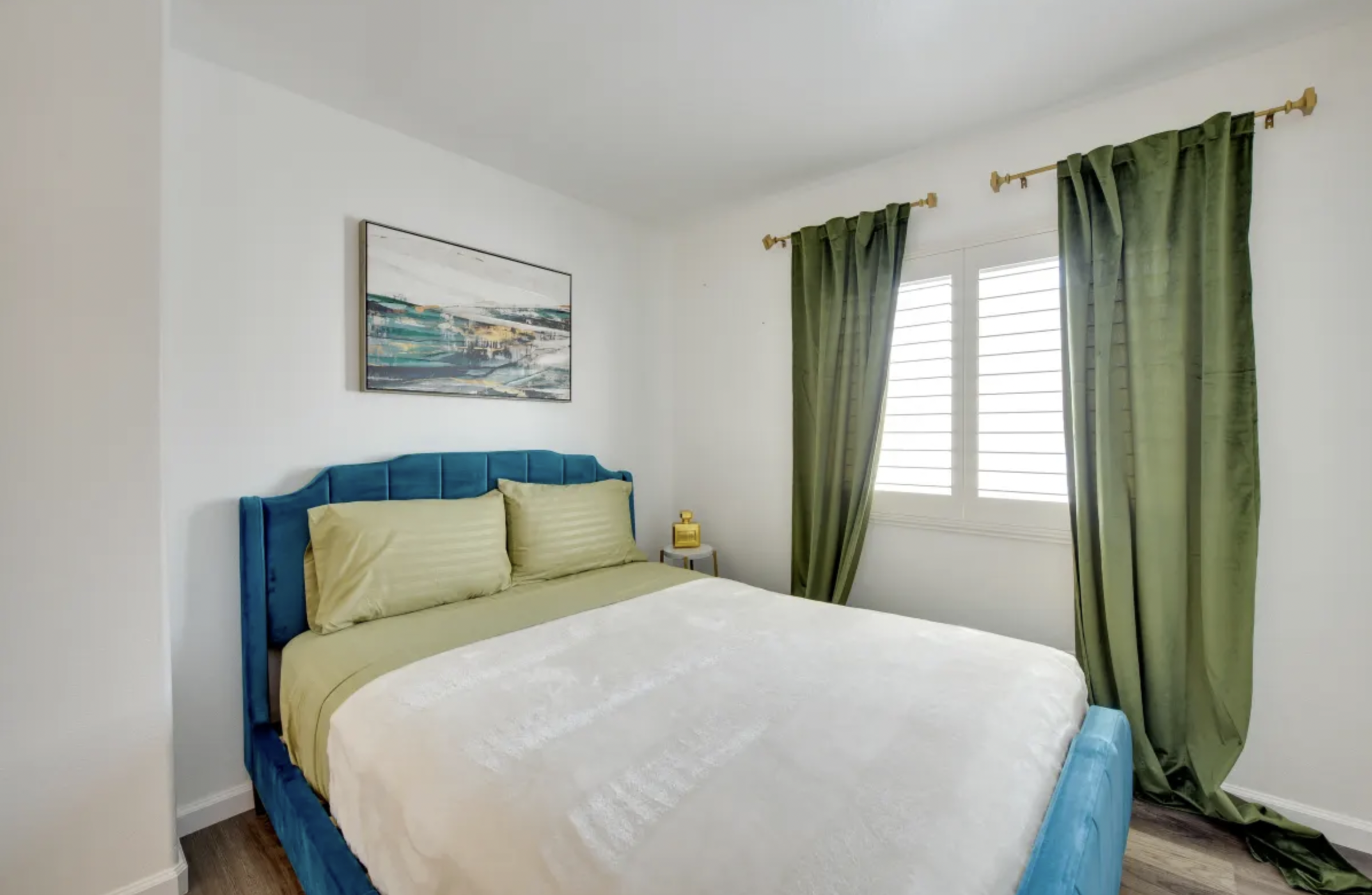 F3-Guest Bedroom with Queen Bed.PNG