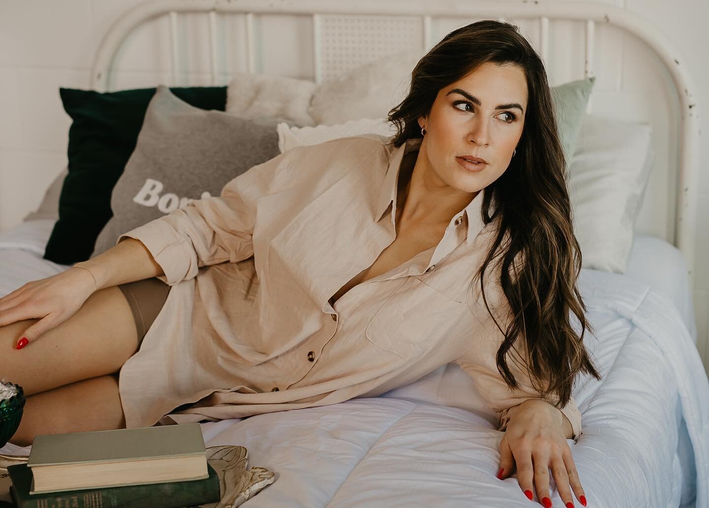 It&rsquo;s one of those Monday&rsquo;s where snuggling indoors, drinking coffee, and reading a book is the best therapy in the world. This photoshoot was a dream, and can&rsquo;t wait for future collaborations like this 🤍

Planning @orangetrunk 
Pho