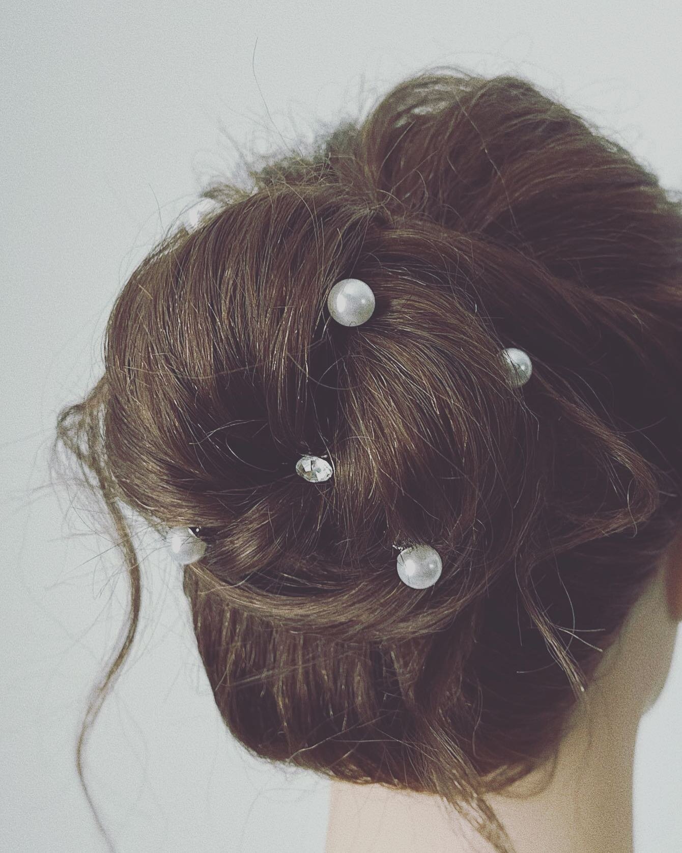 Effortless&hellip;simple&hellip;classic. No such thing as a boring updo, especially with hints of pearls. 

#yychair #yychairstylist #calgaryhair #calgaryhairstylist #yycpearlsinhair #yycupdo #yycbridalhair #bridalhair #yycbridalupdo #bridalhairstyle