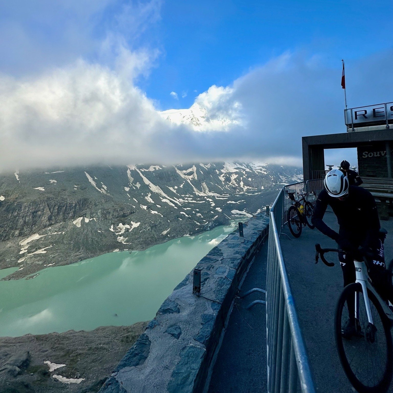 FUGA300 - HOLD THE WHEEL

From the Austrian glacier Grossglockner to the Mediterranean coastal town of Grado/ Italy. This 330km route takes you through the stunning and scenic countryside of Austria and Italy. 150 athletes signed up for this one-day 