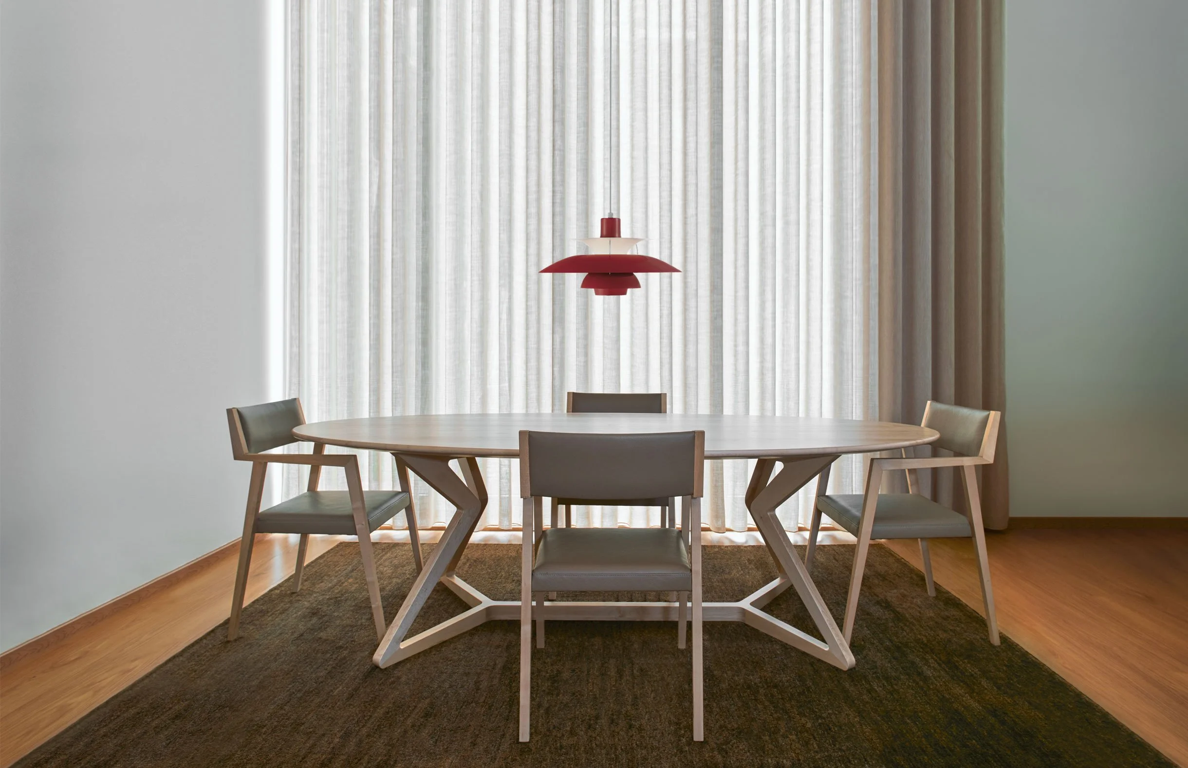 modern_design_table_lisbOa_250_1.jpg
