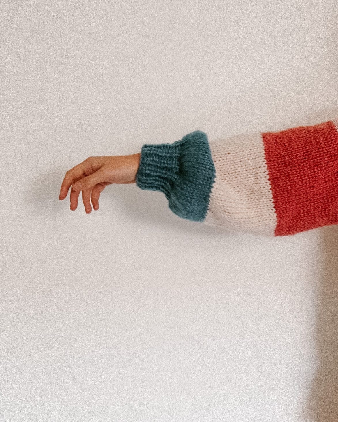 Say sleeeeeve 📸 started this jumper over 5 months ago and the end is so near can&rsquo;t wait to share it 😄

#knitting #jumper #stripe #slowmade #yarn #style #knittersofinstagram ttersofinstagram #knitstagram #knktwear #handmade #stylecraft