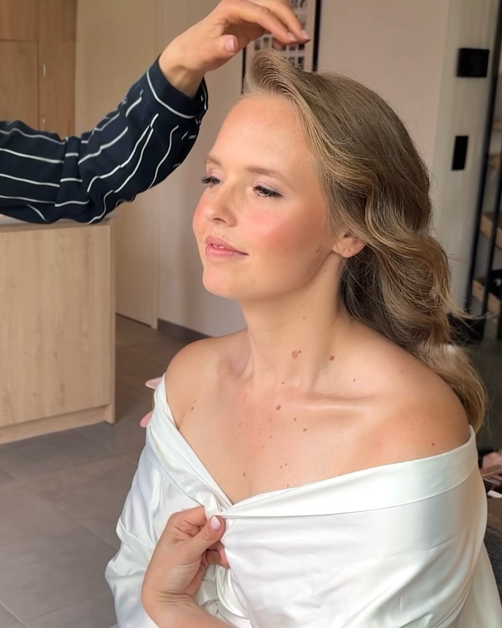 Some BTS of my beautiful bride @mariegeenen from yesterday. 🤍

#makeup #makeupartist #bridalmakeup #bridalmakeupandhair #bridalmakeuplook #look #lookinspiracao #lookdeldia