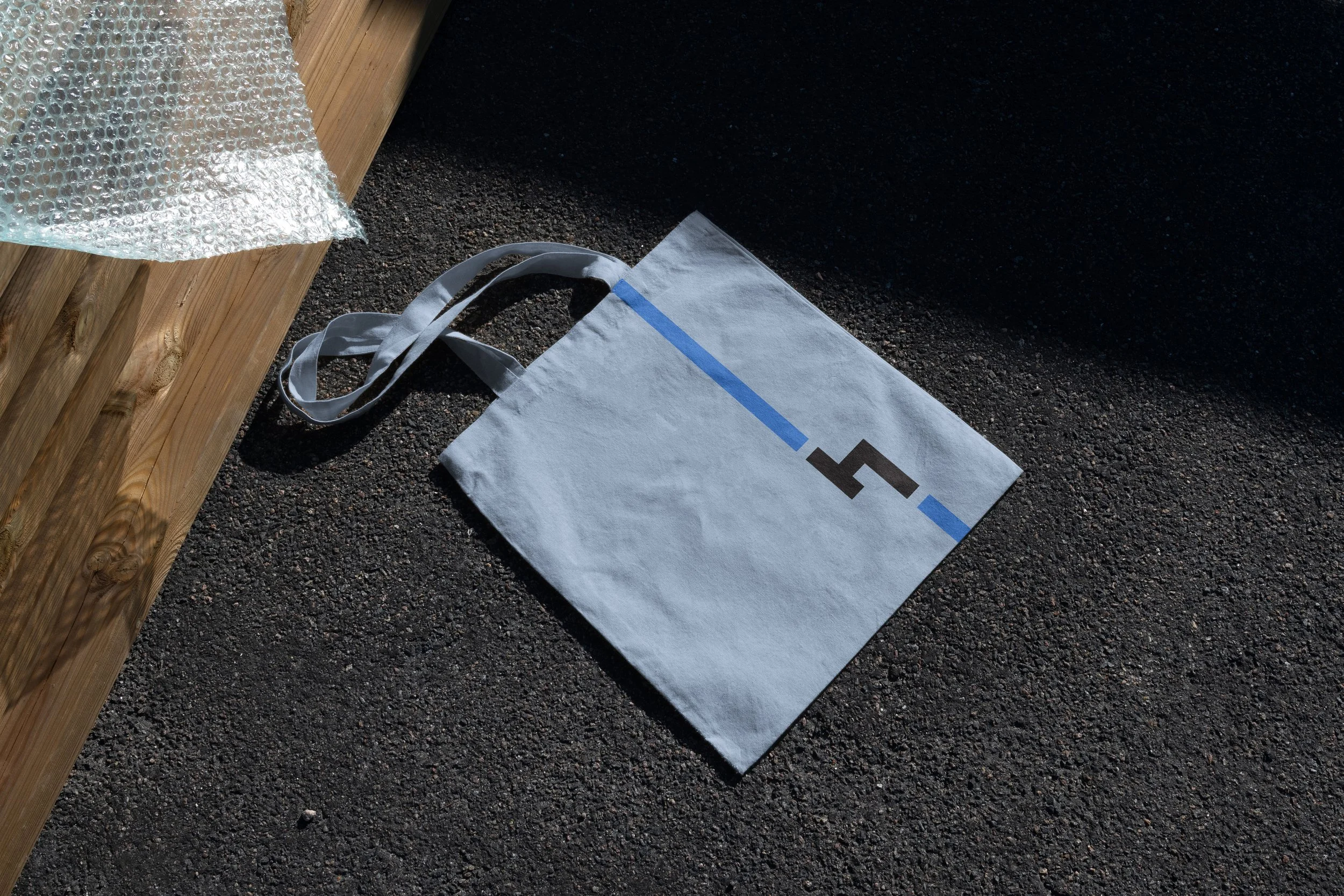 08-raw-branding-mockup-01-totebag copy.jpg