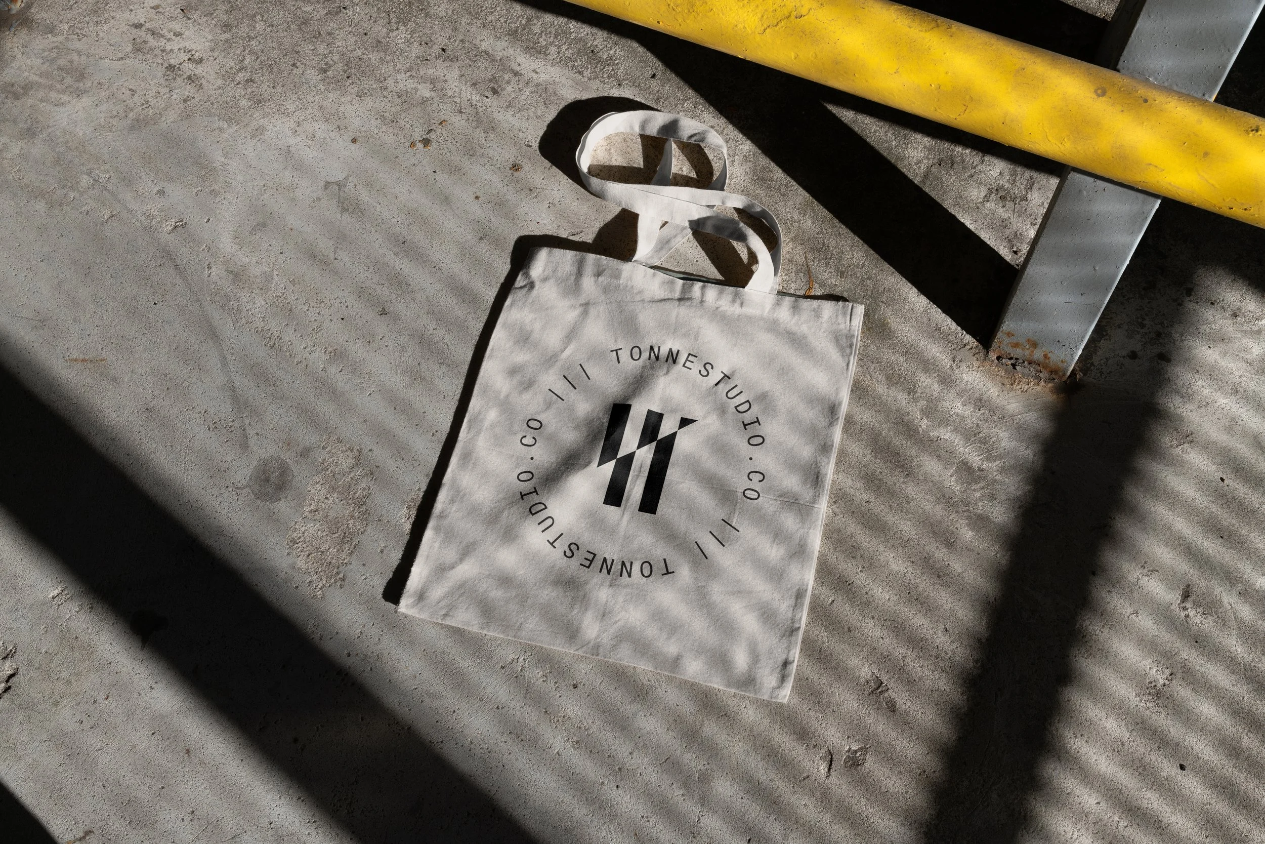 03-raw-branding-mockup-01-totebag copy.jpg