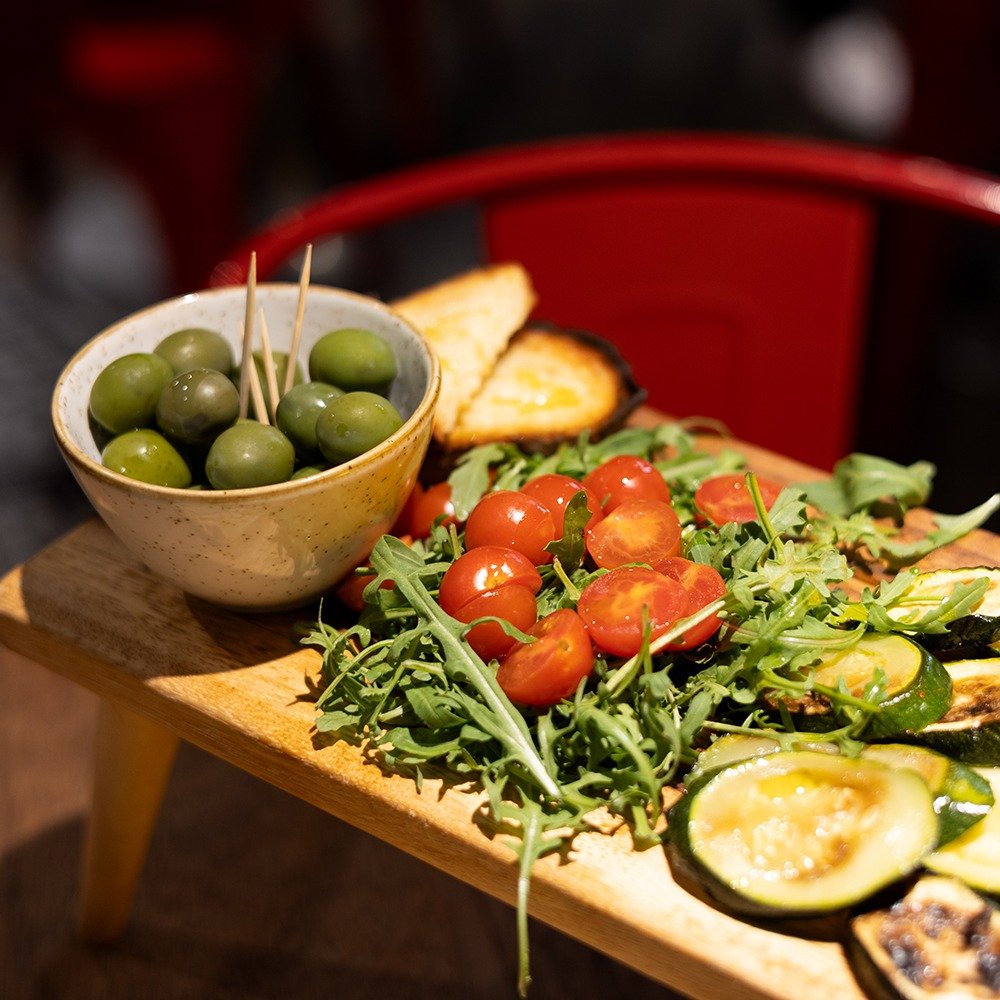 🍕 When your cravings call for something fresh and guilt-free, our veggie sharing board answers! 

Artichokes, courgettes, aubergines, cherry tomatoes, rocket, and olives &ndash; the ultimate healthy option! Who needs meat when veggies are this tasty