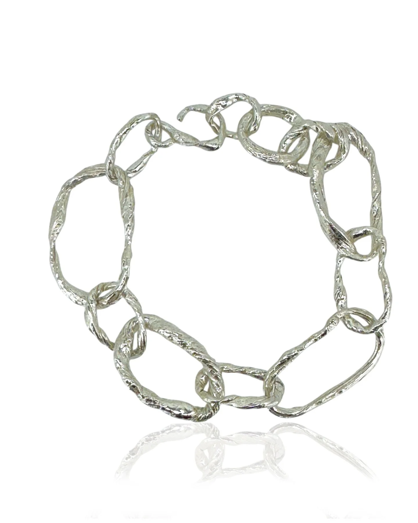 Striated silver linked bracelet with twisted structure using mitsuro hikime wax