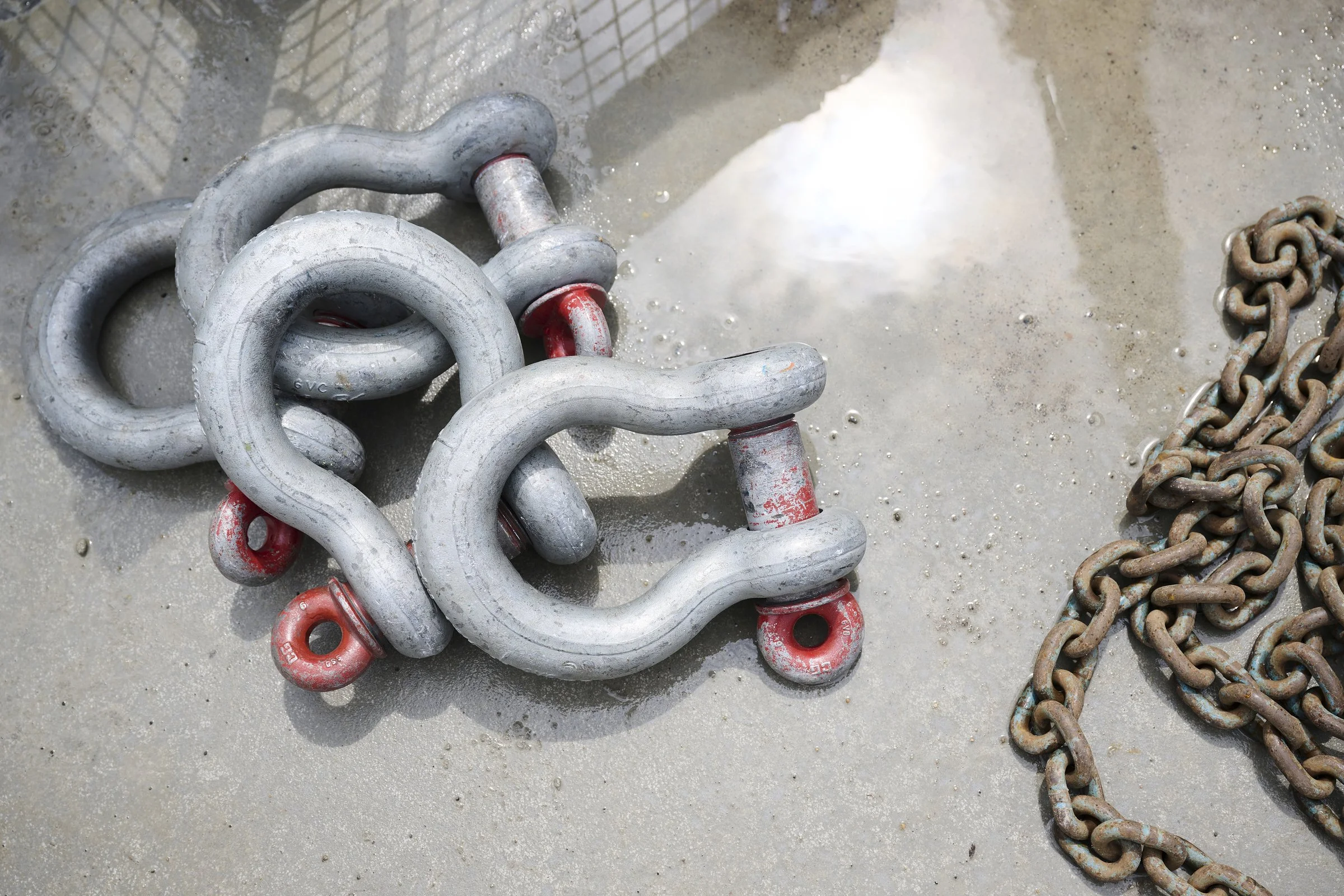 Manilles et chaînes de levage sur un chantier, photographie de détail de chantier à Neuchâtel