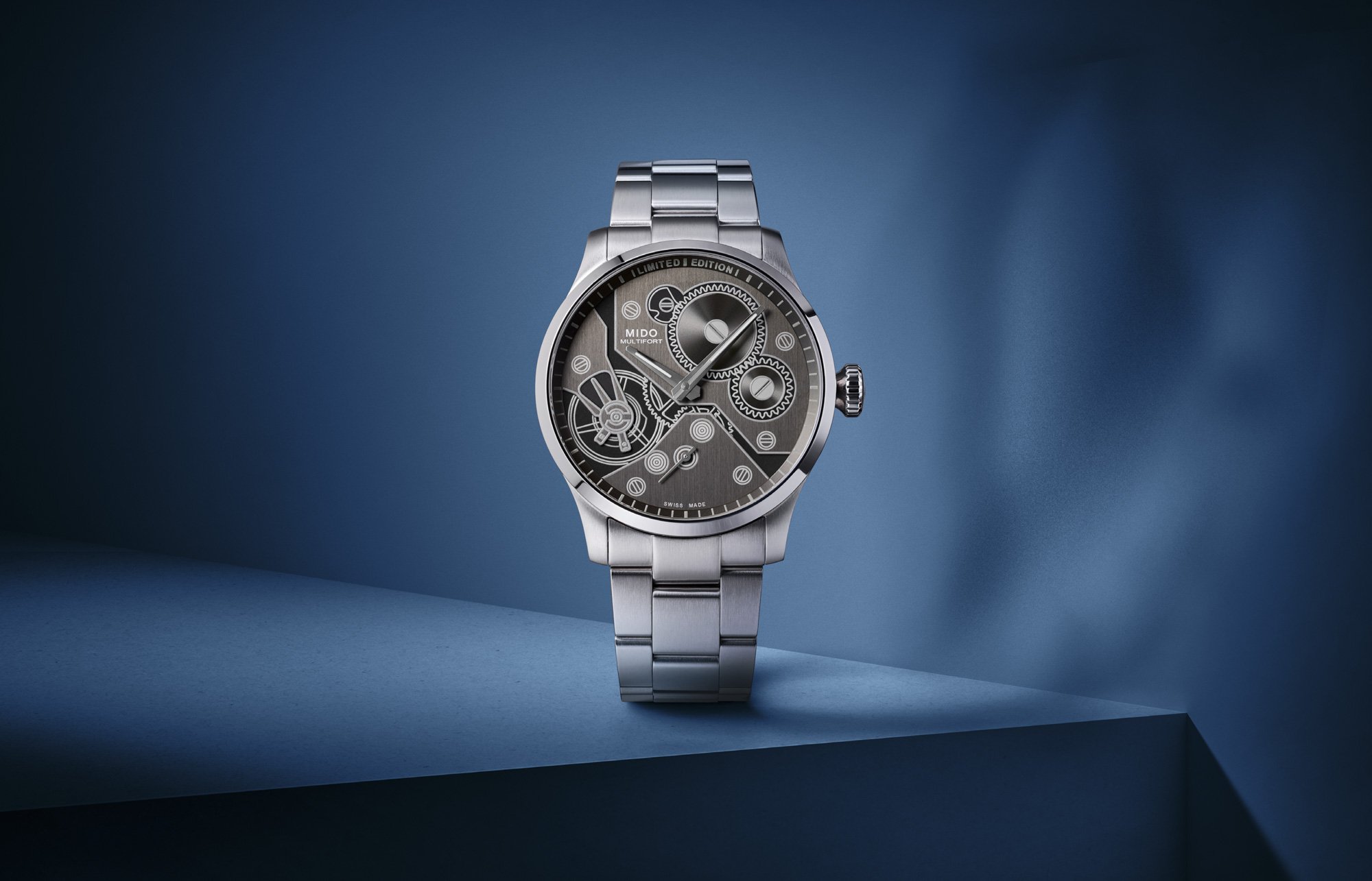 Montre Mido Multifort sur fond bleu, packshot studio, luxury watch photography