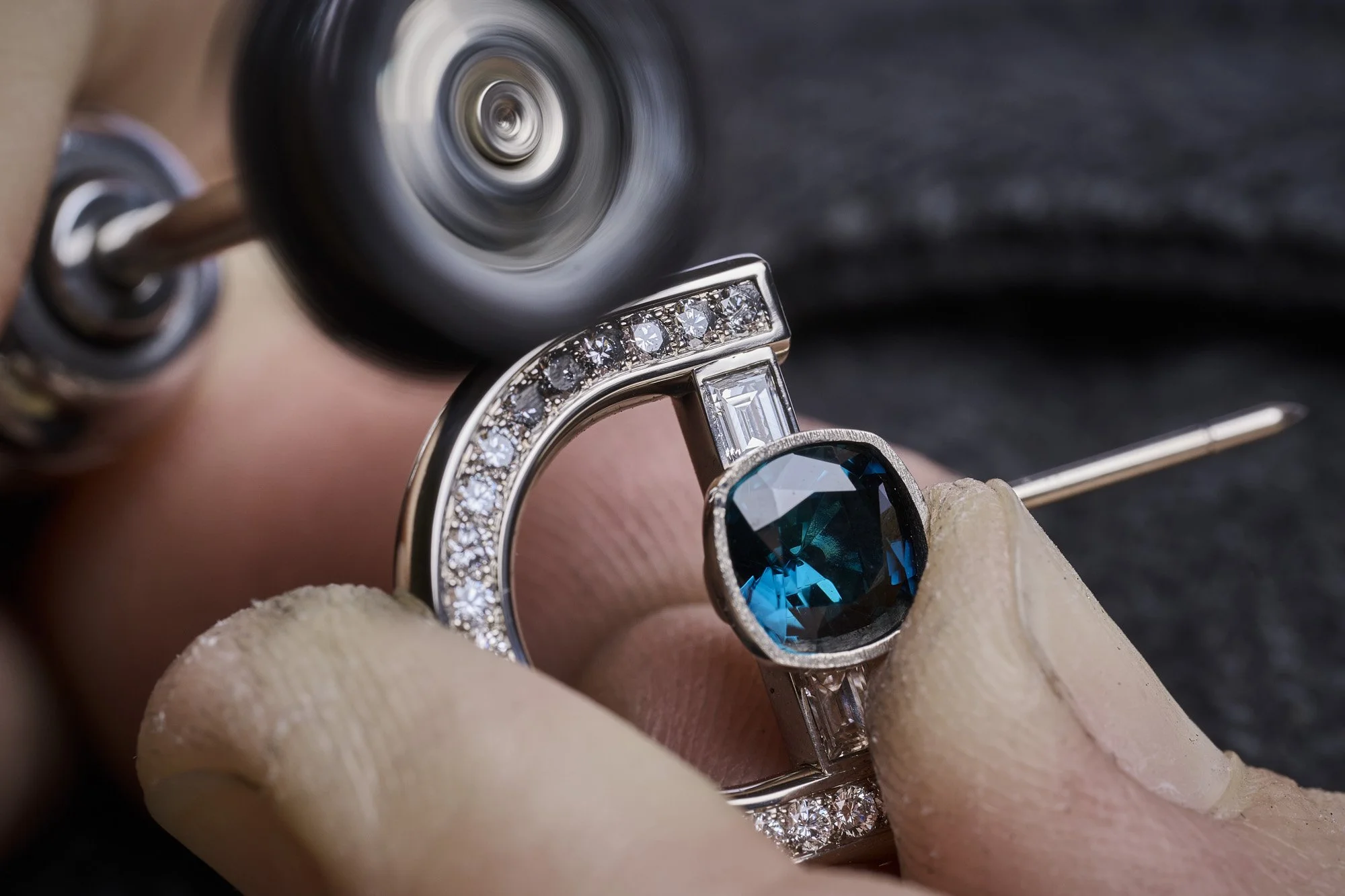 Polissage d'un élément serti de diamants d'une montre Hermès, métier d'art horloger à Neuchâtel, luxury watch photography