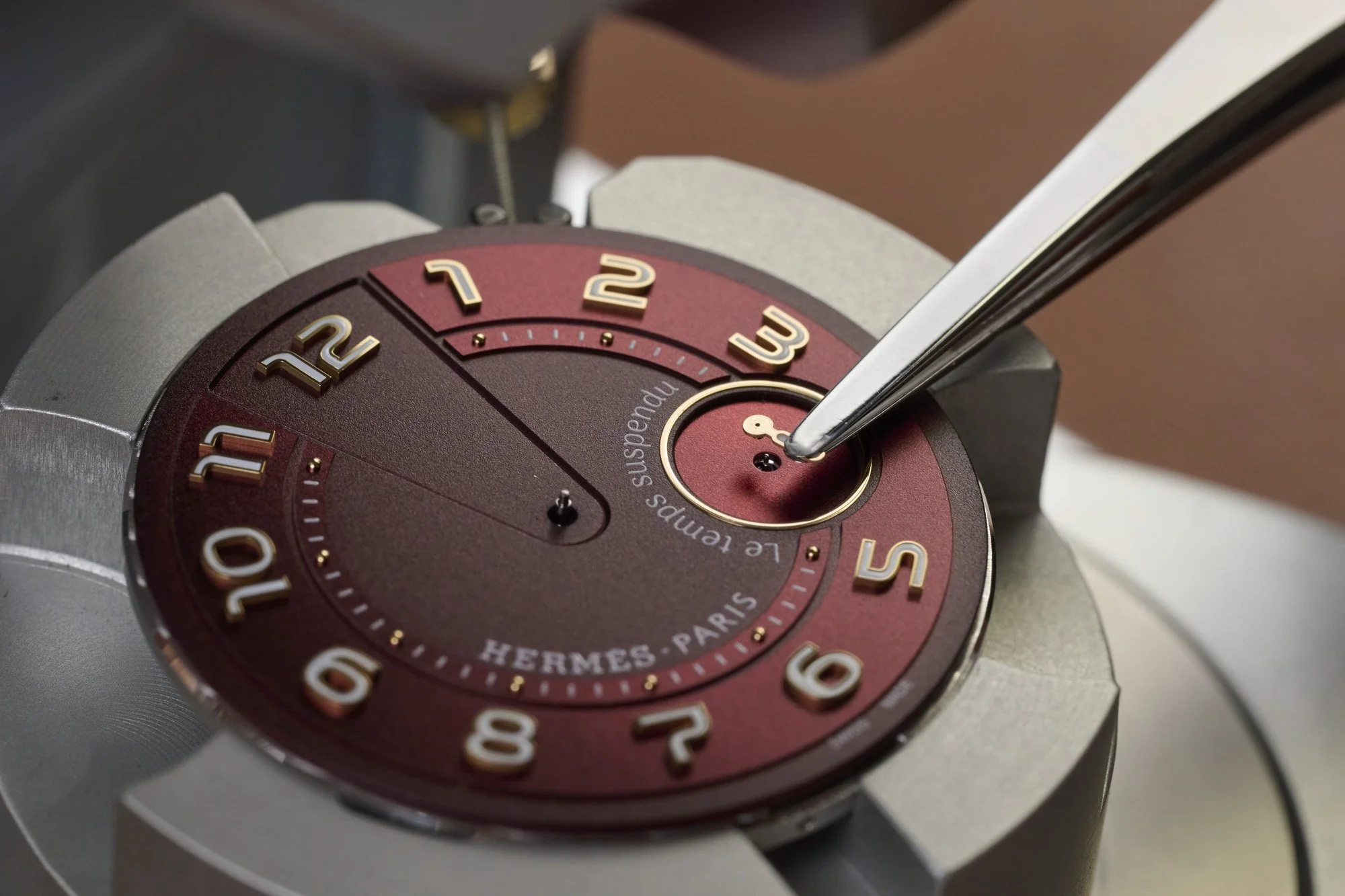 Assemblage du cadran de la montre Hermès Cut Le Temps Suspendu, savoir-faire horloger à Neuchâtel, luxury watch photography
