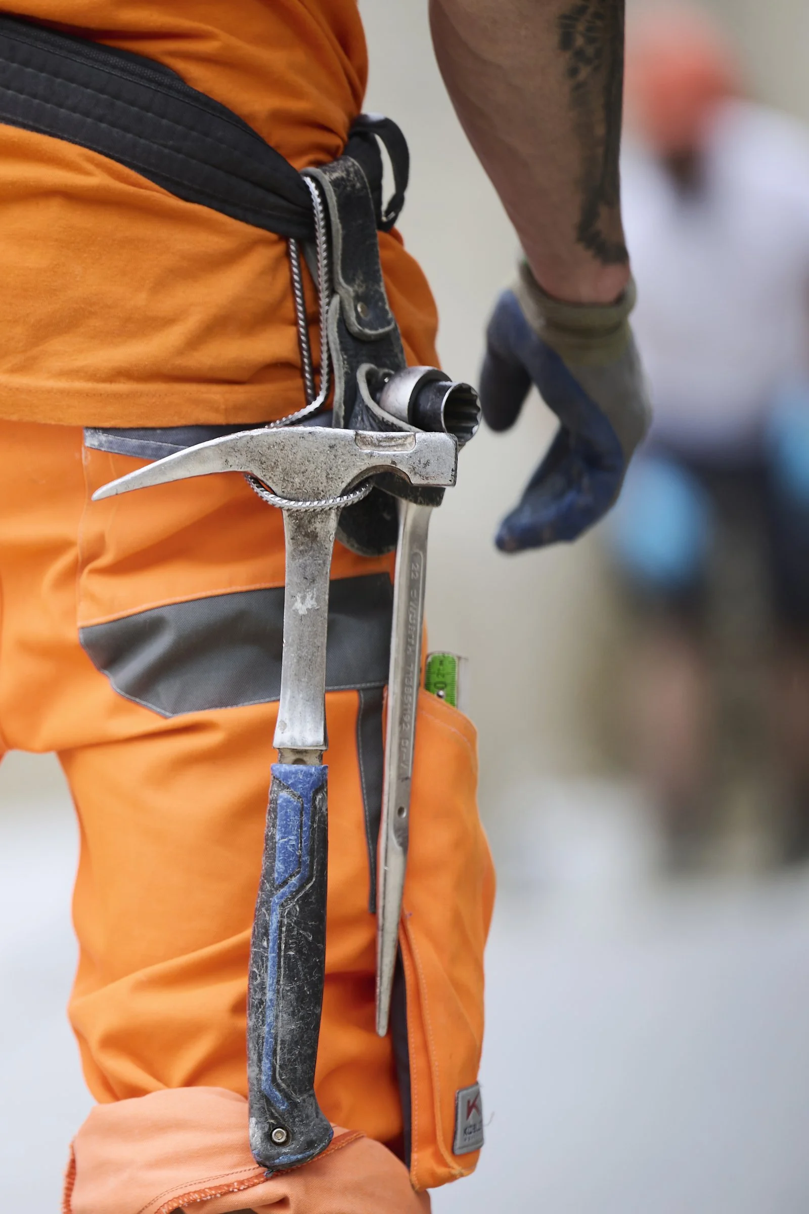 Marteau de coffreur à la ceinture d'un ouvrier, détail de chantier de construction à Neuchâtel