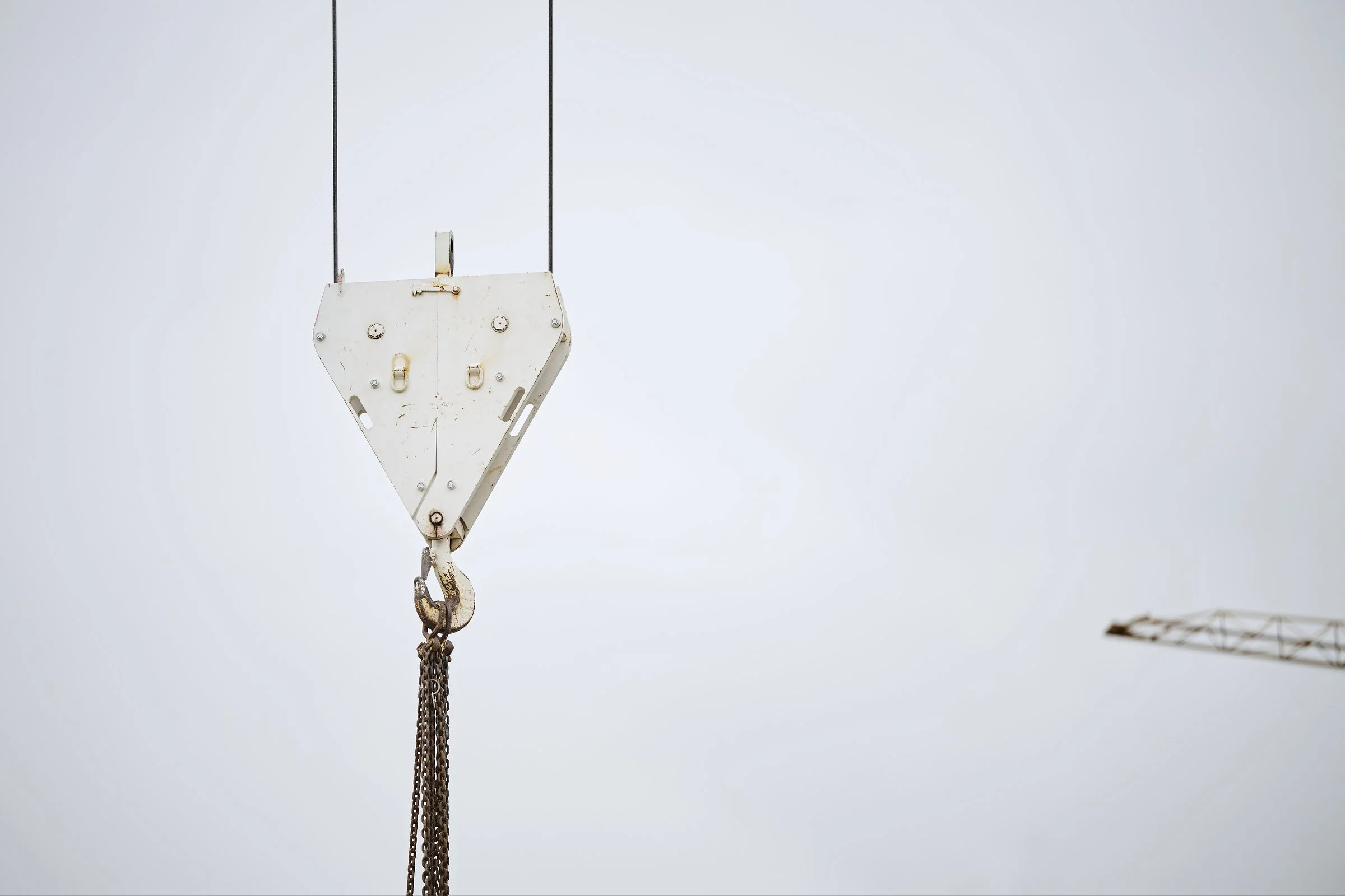 Crochet de grue suspendu sur un chantier de construction, photographie de détail de chantier à Neuchâtel