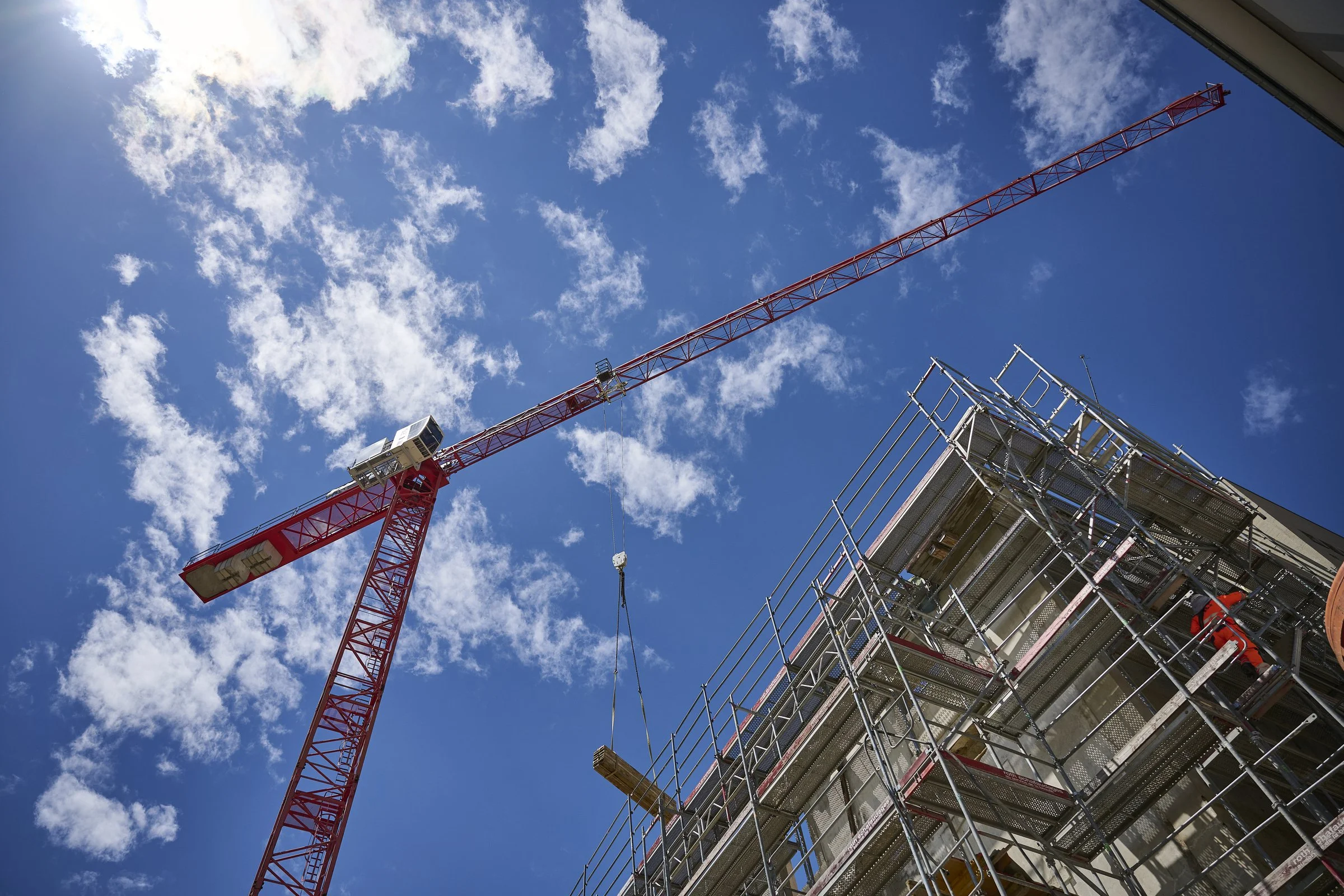 Grue et échafaudage sur un chantier de construction, photographie de chantier à Neuchâtel
