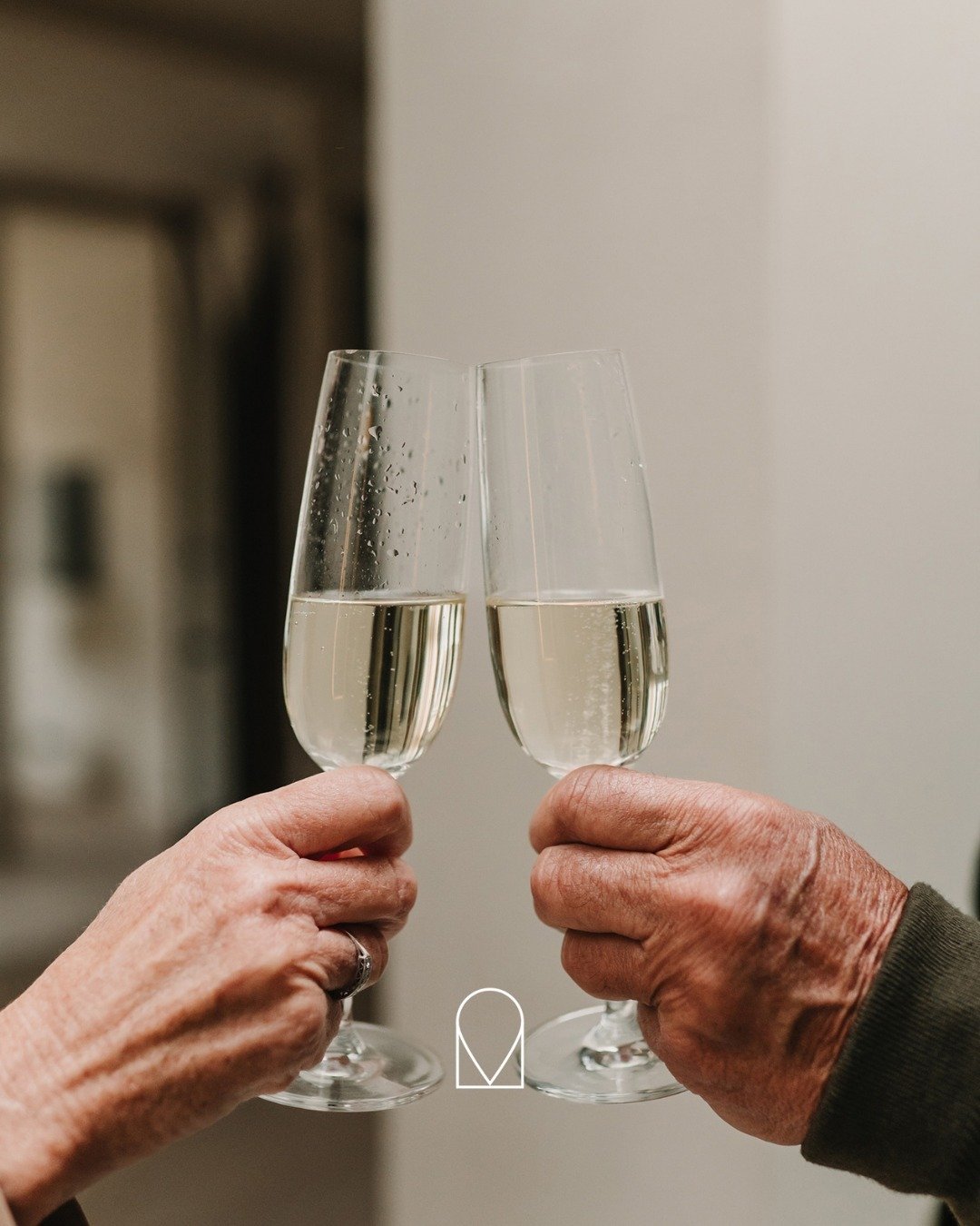 Toast to unforgettable moments 🥂

Finding your dream home in the Netherlands should be stress-free. Let us take care of all your moving needs so you can focus on what truly matters - work and family. With our exceptional care and support, settling i