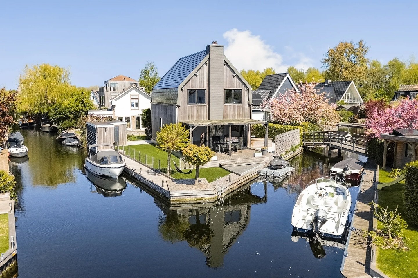 What if home felt more like a permanent getaway? ☀️

This waterfront property in Vinkeveen boasts open water views, indoor-outdoor living, multiple terraces, and direct access to the Vinkeveense Plassen from your own garden.

A detached home with 4 b