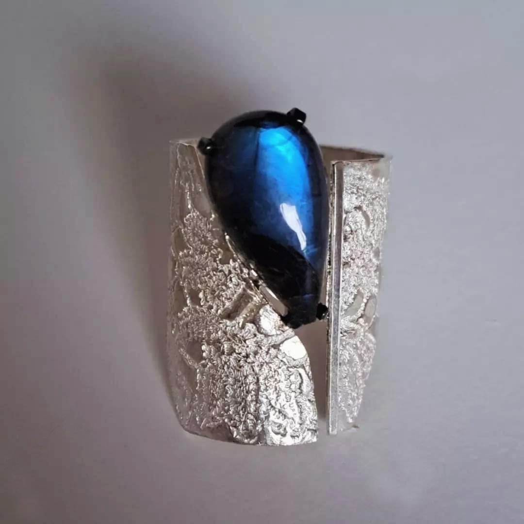 Anel com gema cabochão