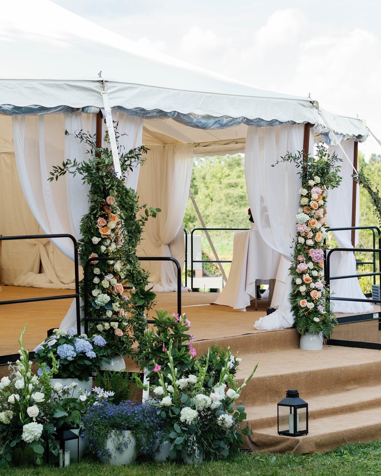 An incredible wedding planner 🤝 a florist with impeccable taste. 
@leodesigngallery and @westchesterflorist absolutely nailed Christina and Colin&rsquo;s sunny backyard wedding reception vision, and I&rsquo;ll be dreaming about this wedding for the 