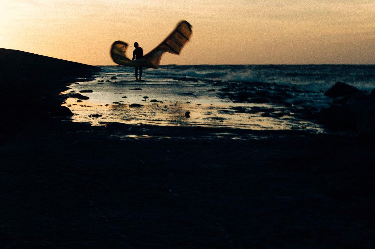 Amongst Friends co-founder @ydwer showing @airushkiteboarding rider @jasonvanderspuy around some Dutch sunsets. 

#amongstfriendsagency 
#kiteboarding