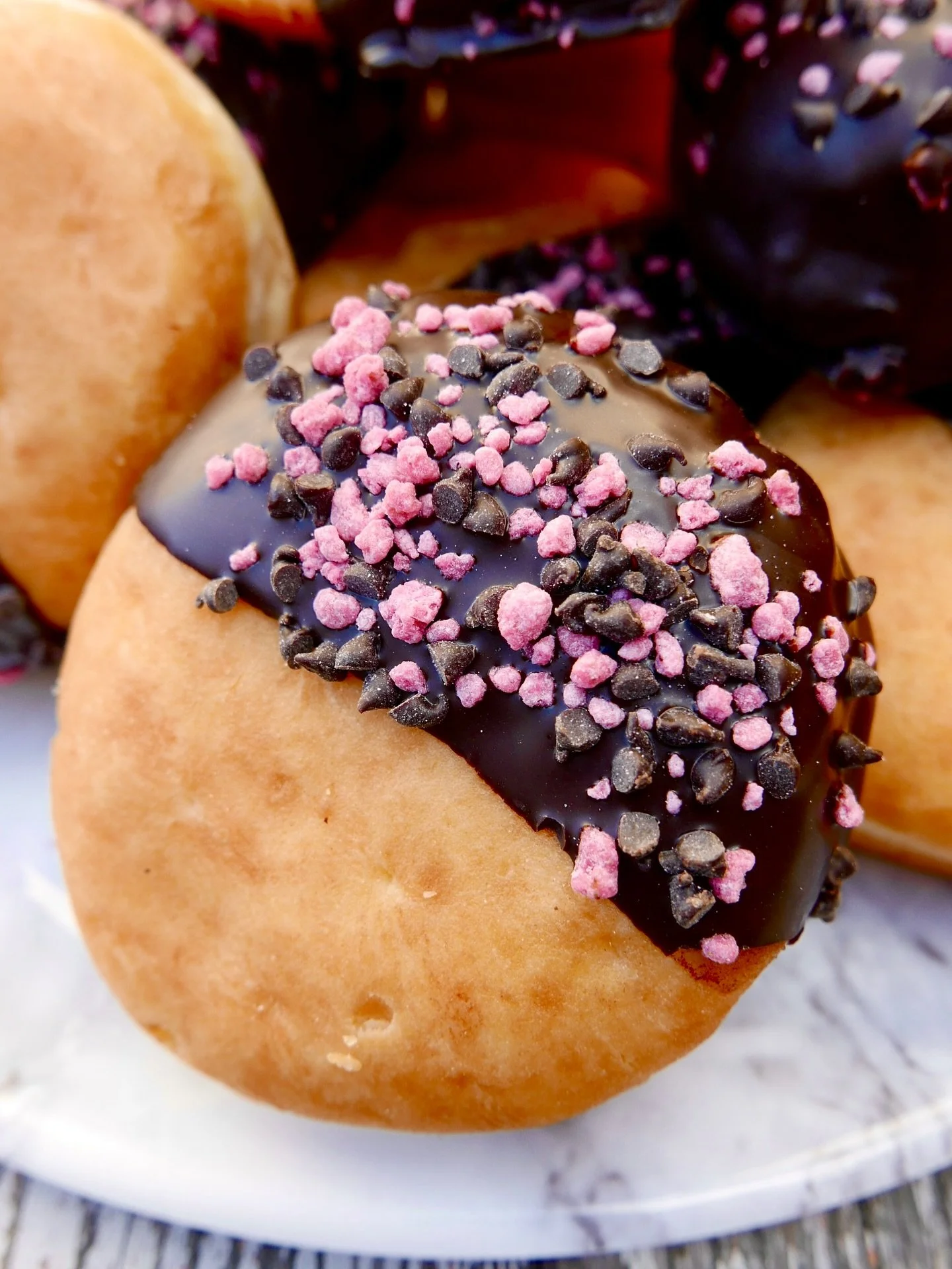 HOLIDAY CATERING PRE-ORDERS ARE UNDENIABLY #LIVE RN!!!! 🍫🍩🍒 Chocolate cherry + raspberry-guava + sparkling ros&egrave; doughnuts &amp; latke platters &amp; cookie boxes to set your #christmas #hanukkah &amp; #newyears alllll the way off!!!!! LINK 