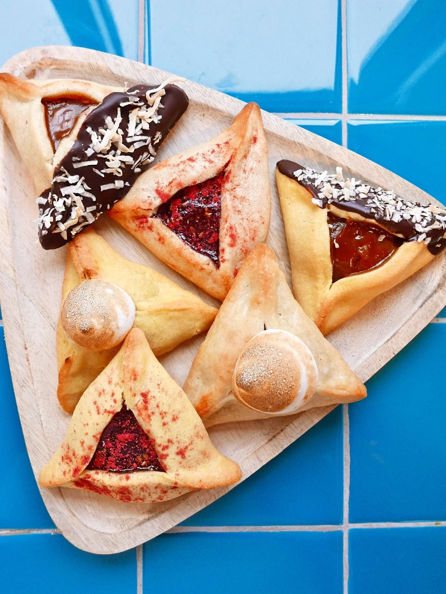 HAMMY PRE-SALES ARE 🤿LIVE🤿 SNAG A BOX OF 6: 2 🍋 #LEMONMERINGUE, 2 🥥 #DULCEDELECHE (think Samoa @girlscouts cookie 👅) &amp; 2 RASPBERRY-GUAVA 🌴🦜. Pick-up and delivery from 2/27 - 3/3! Link in bio 🪅🪩🪅 #purim #hamantaschen