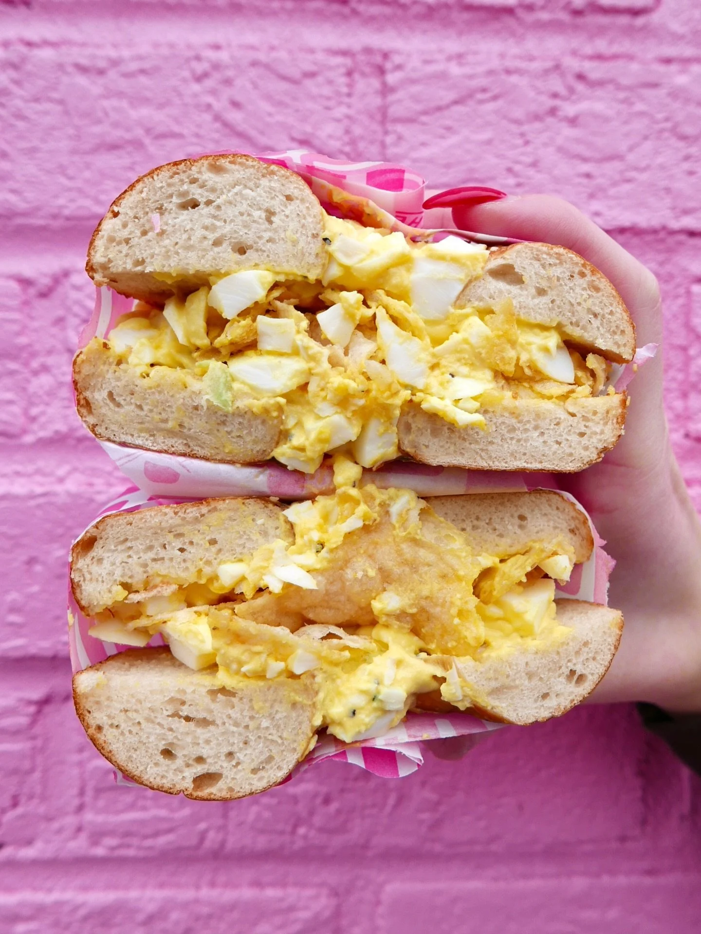 🥚🌞THE ADDISON RESERVE🌞🥚 huevo salad + CRUNCHY potato chips on a toasted pretzel boooiiiiii #saladseason