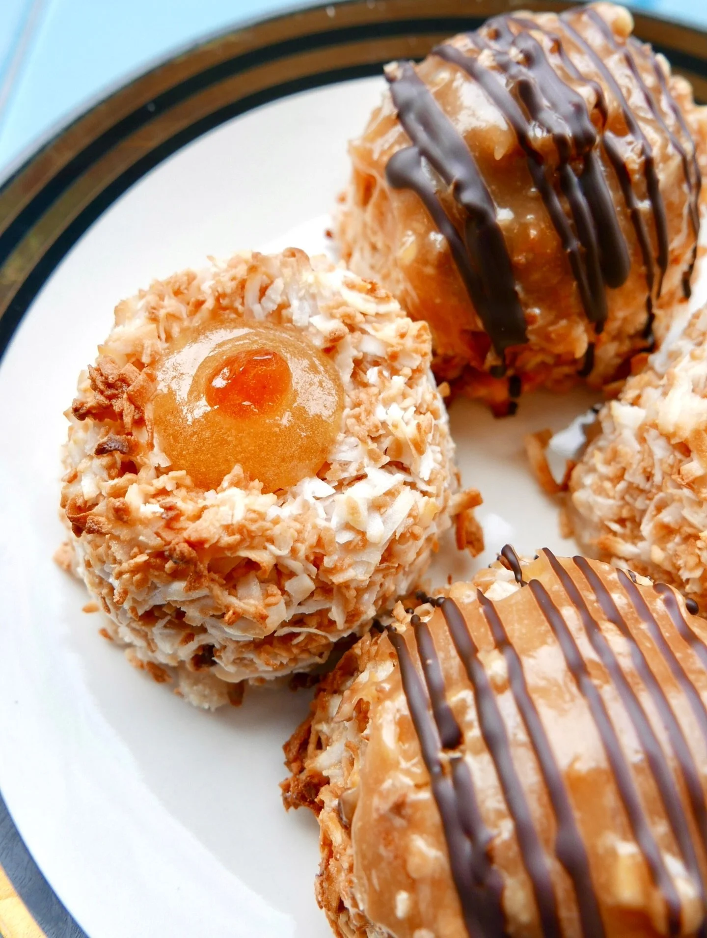 @onetrickponynuts w/ chocolate AND #pi&ntilde;acolada 🥥 #smackaroons ➕ chocolate toffee #matzo brittle w/ pecans!!!!!! Available at all shops until Thursday, 4/9!!!!! 🫓🌴🍍🍫🥜 #passover