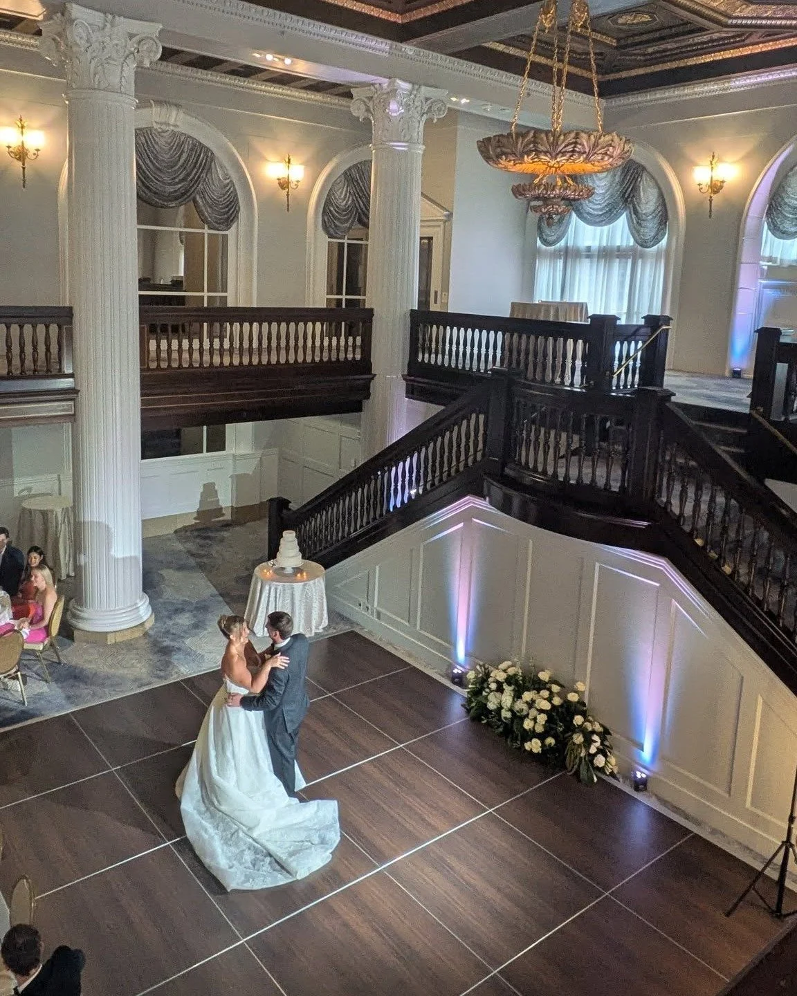 Ellie and Benjamin&rsquo;s first dance definitely set the tone for the evening of their wedding. Effortlessly classic. ✨

@theunfilteredcollective 📸
@amwaygrandplaza 

 #weddingplanner #weddingday #rsvpeventsgr #grandrapidsmichigan #wedding #BrideAn