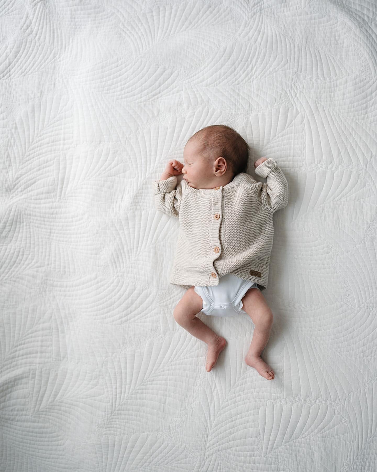 Willkommen David! Du bist so geliebt! 🤍 

#newbornshooting #familienfotografie #familienfotografingraz #homestory #neugeborenes #nat&uuml;rlichefotografie