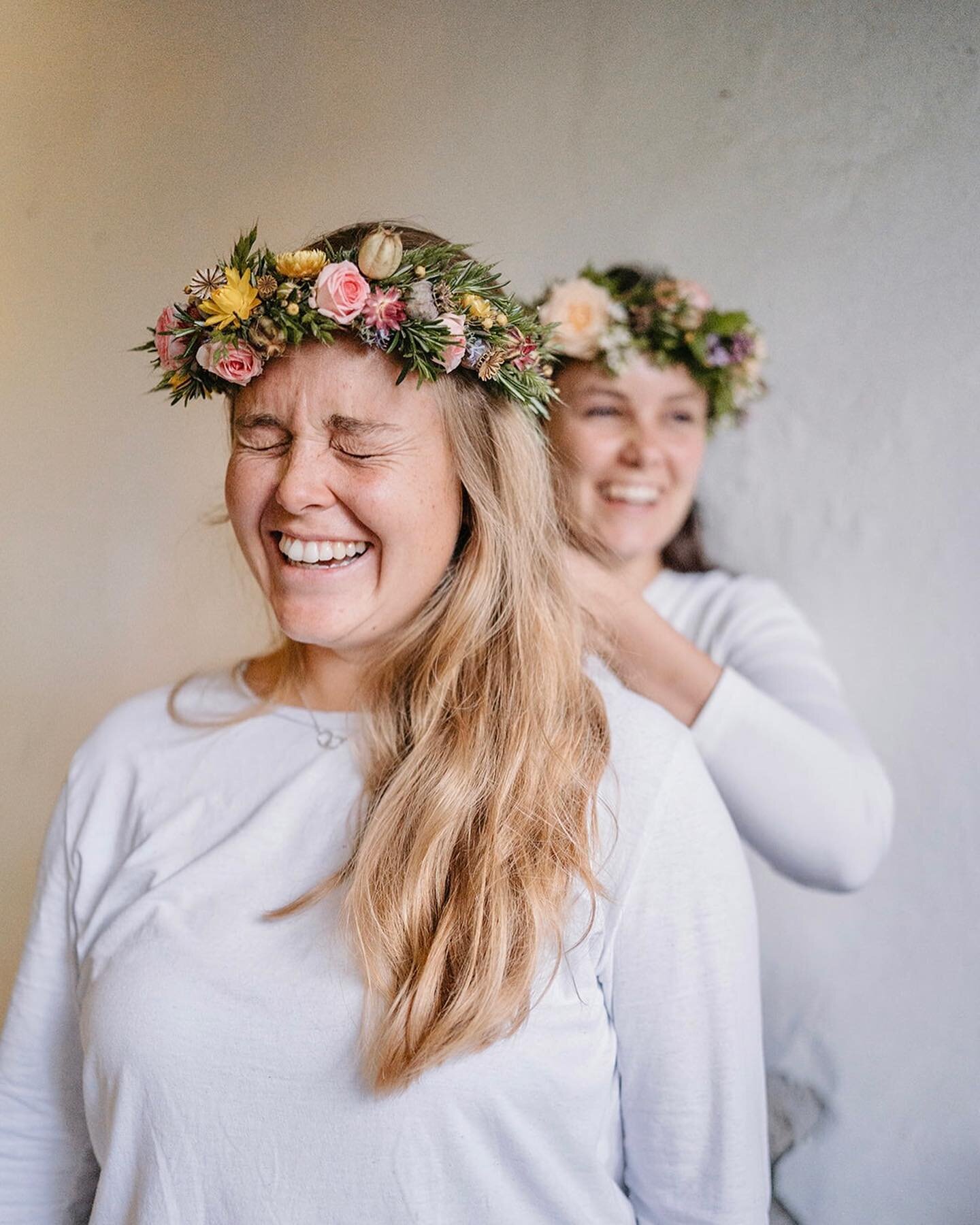 Gestern war&rsquo;s dann soweit f&uuml;r meinen ersten Blumenworkshop. 
Ein so nettes Beisammensein mit vielen inspirierenden Gespr&auml;chen. Es hat mir riesen Freude gemacht mein Wissen zu teilen und gemeinsam ins Tun zu kommen. Unterst&uuml;tzend 