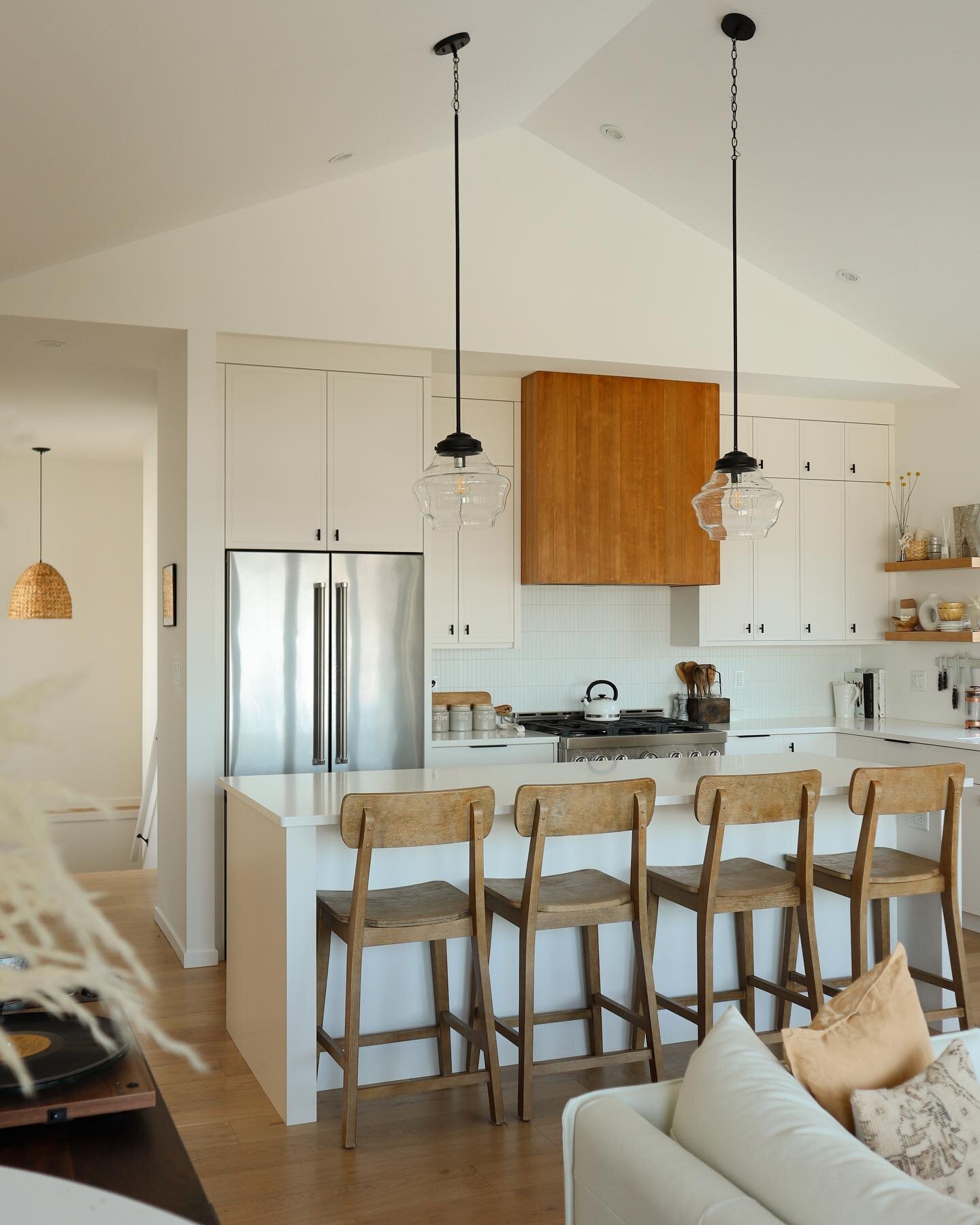 ᴡʜᴀᴛ ꜱᴇʀᴠɪᴄᴇꜱ ᴅᴏᴇꜱ ᴋᴏʜᴠ ᴏꜰꜰᴇʀ?

Kohv Carpentry focuses on interior renovations, finish carpentry and custom woodworking in the Shuswap and Okanagan.

The main services include vinyl plank and hardwood installations, cabinet installations, trim, door 