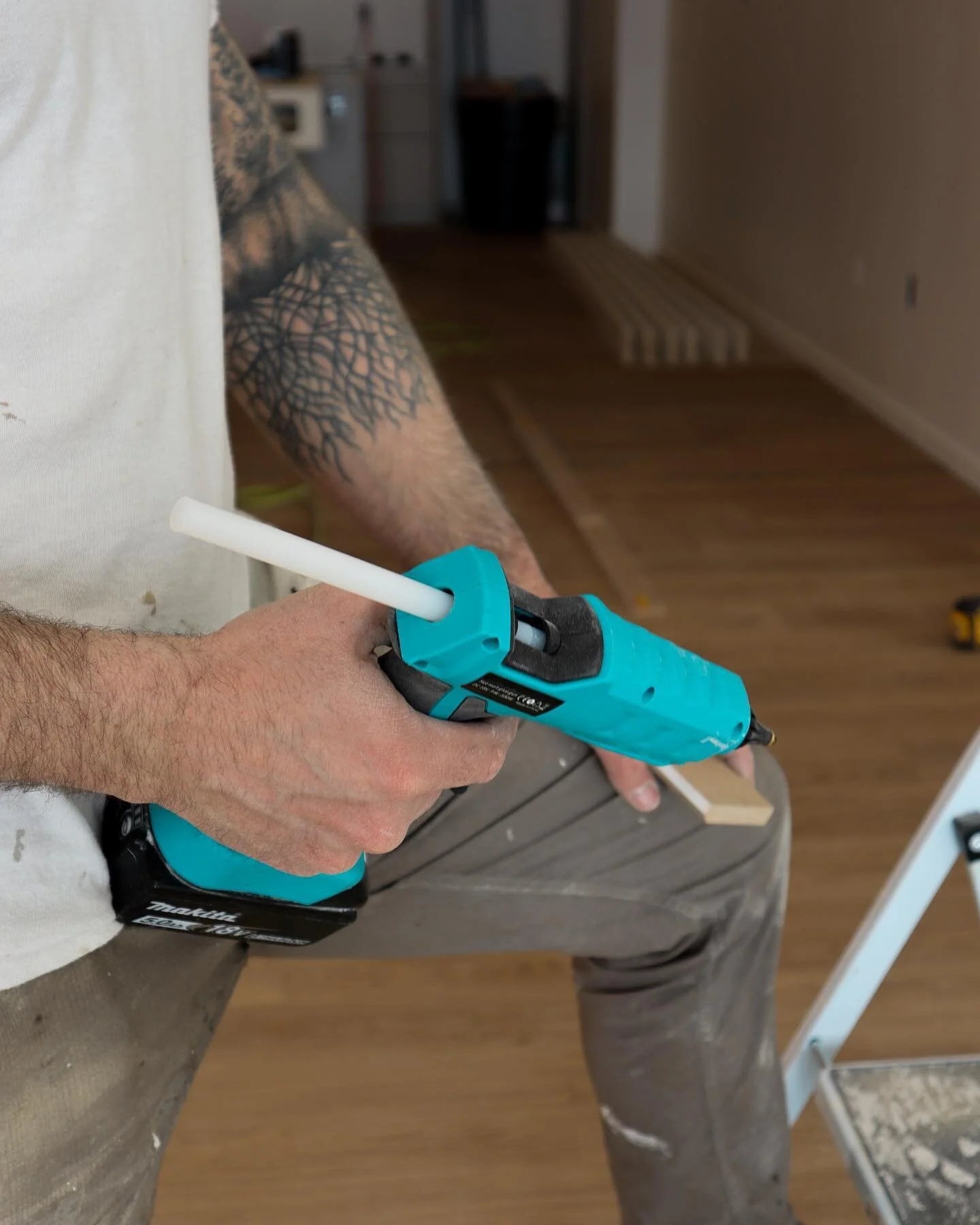 Here&rsquo;s a tool I didn&rsquo;t think I would ever need in my toolbox, but this @makitatools compatible cordless hot glue gun has come in handy for multiple projects. 

#makita #makitatools #carpenter #carpentry #finishcarpentry #salmonarmbusiness