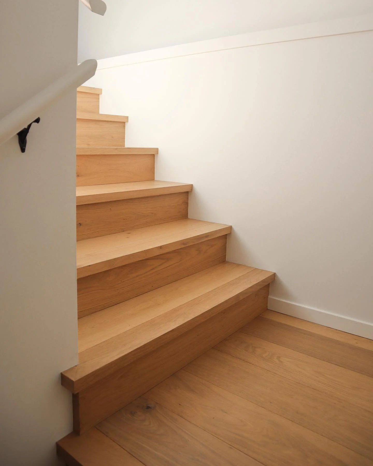 Custom stair treads made from hardwood flooring. 

#whiteoak #woodworker #woodworking #hardwood #hardwoodfloors #scandinaviandesign #whiteandwood #finishcarpentry #salmonarmbusiness