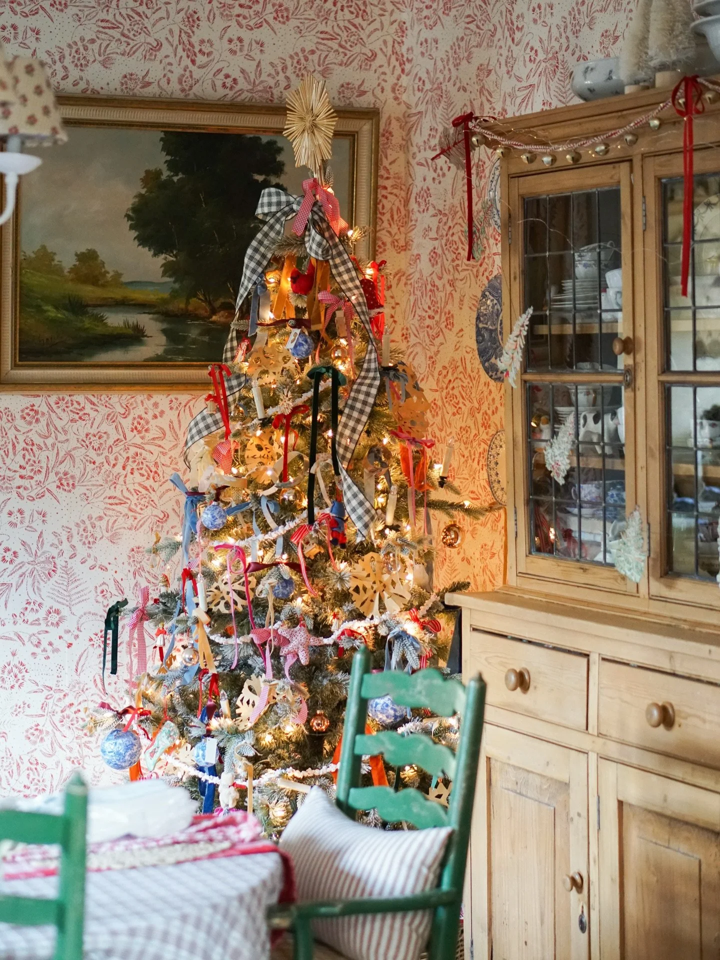 Last Christmas 🥹🎄 😭looking back at photos of last years Christmas and missing our sweet cottage and that special decor but I&rsquo;m also so so excited for all the new memories and decorating magic to be made in this house ✨