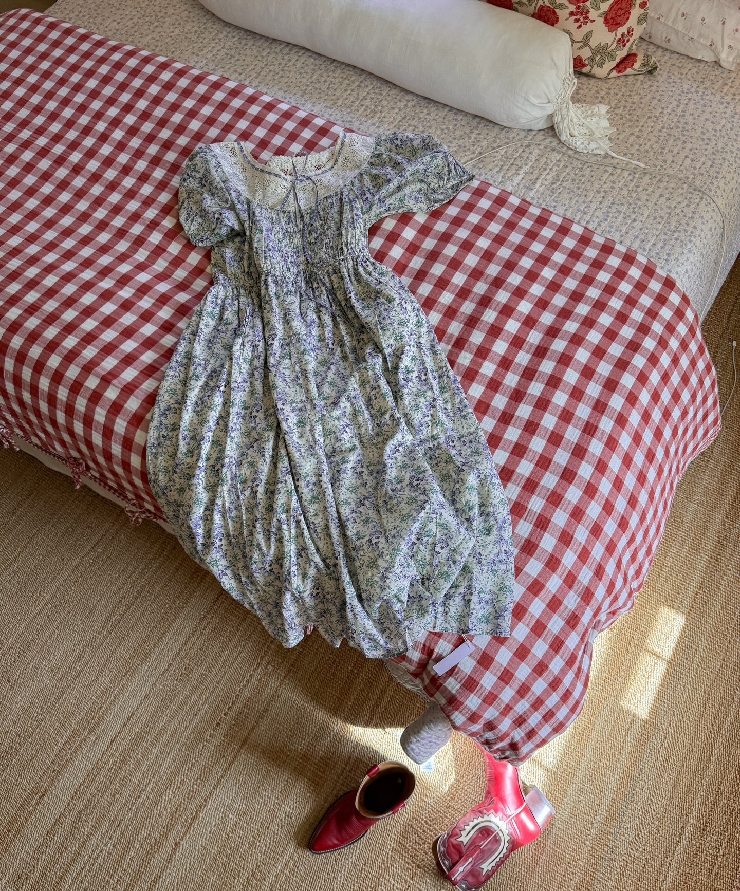 Happy things 🥹🧚&zwj;♀️✨ lovely dresses and red boots and puppet shows and Trader Joe&rsquo;s flowers and garden beds and Matilda&rsquo;s new favorite toy that also happens to be the plastic owl from my grandads old dock. 🥲

My dress is the Robyn D