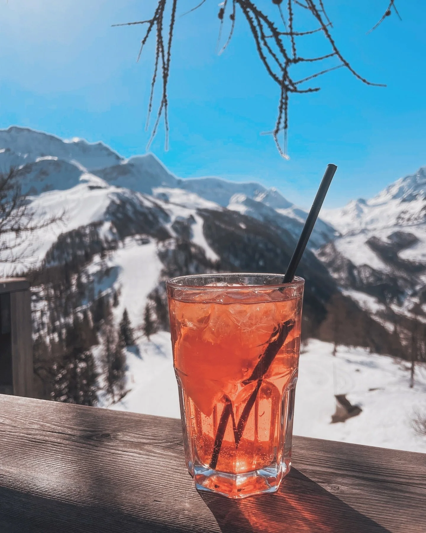 Hands up who’s looking forward to days like these? ⛷️
We’re gearing up for a winter filled with powder, adventure, and unforgettable memories in Chamonix and the Alps❄️
From lift passes to luxury chalets to ski lessons to apres to child