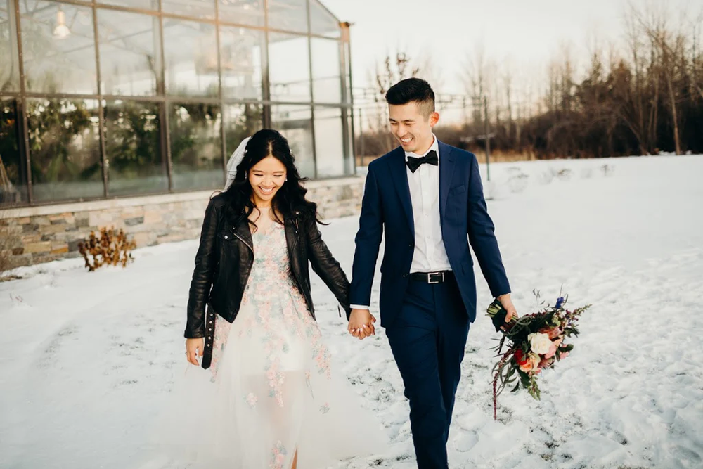  The bride and groom walk hand in hand to go to the ceremony. 